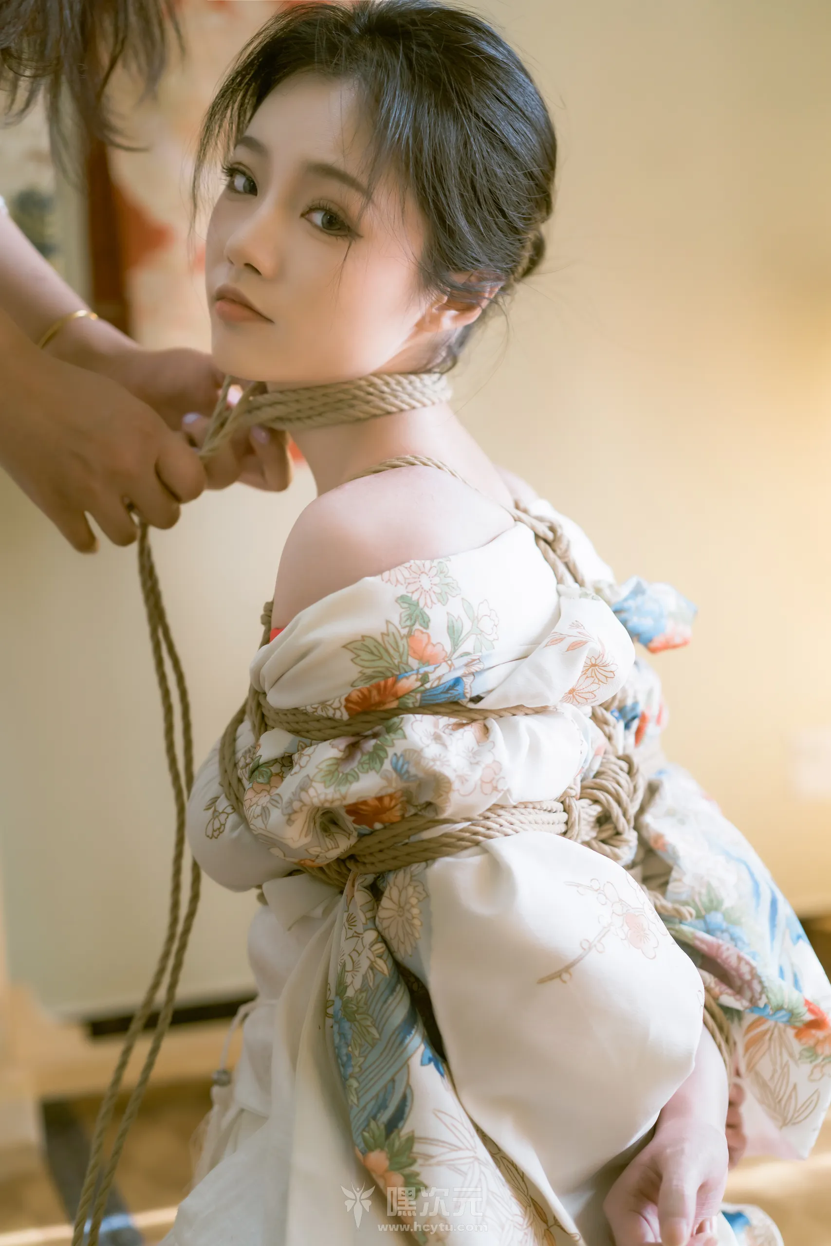 桃良阿宅 紧缚美女写真图片 - 嘿次元 图3