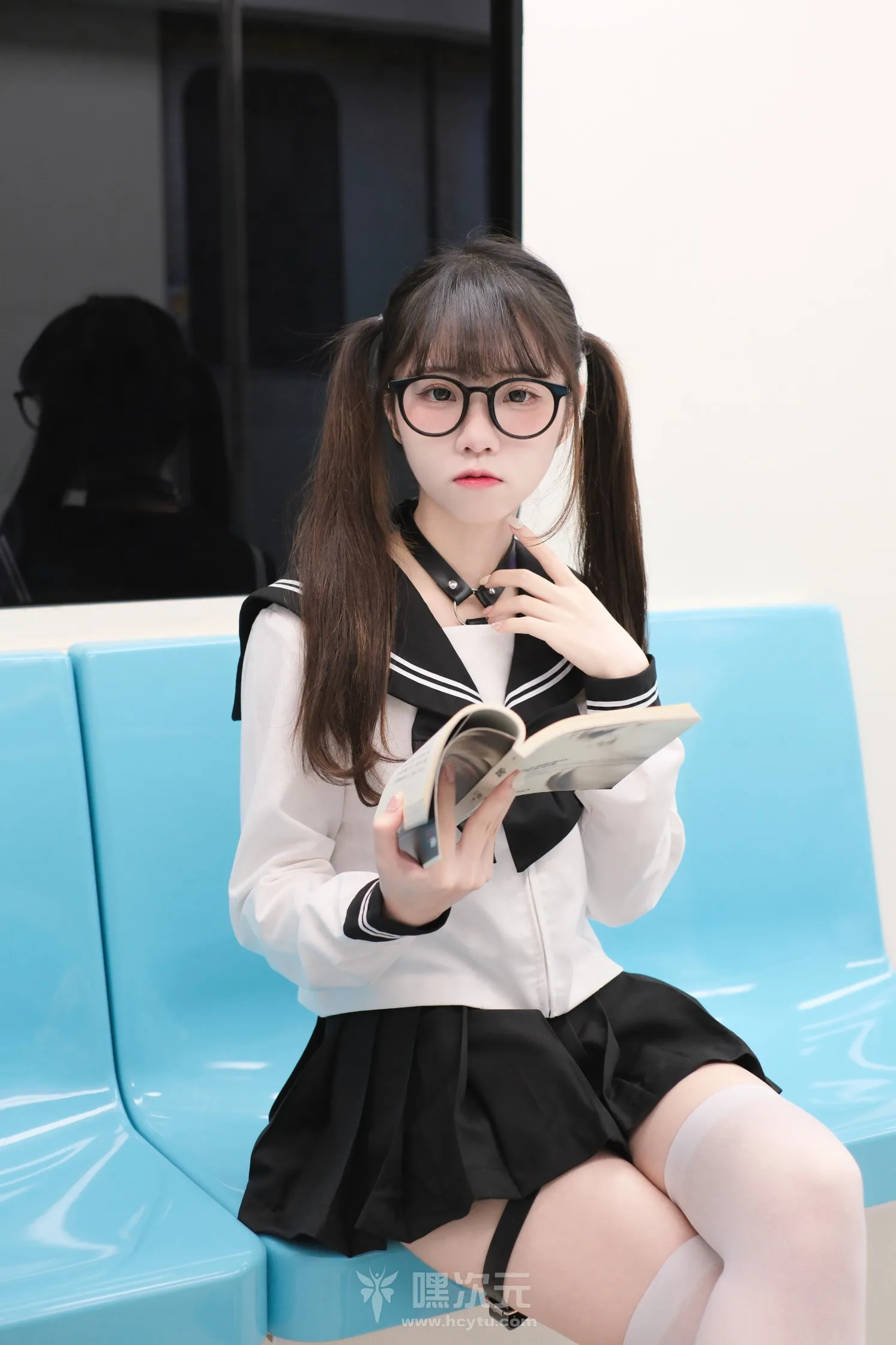 可可小白兔 電車上の女高中生写真图片 - 嘿次元 图2