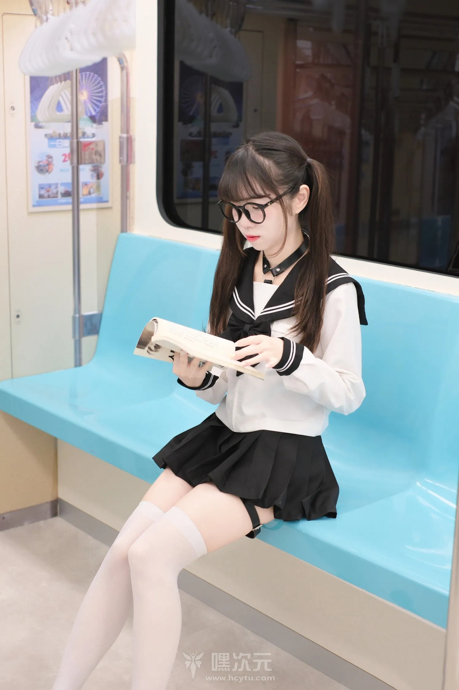 可可小白兔 電車上の女高中生写真图片-嘿次元