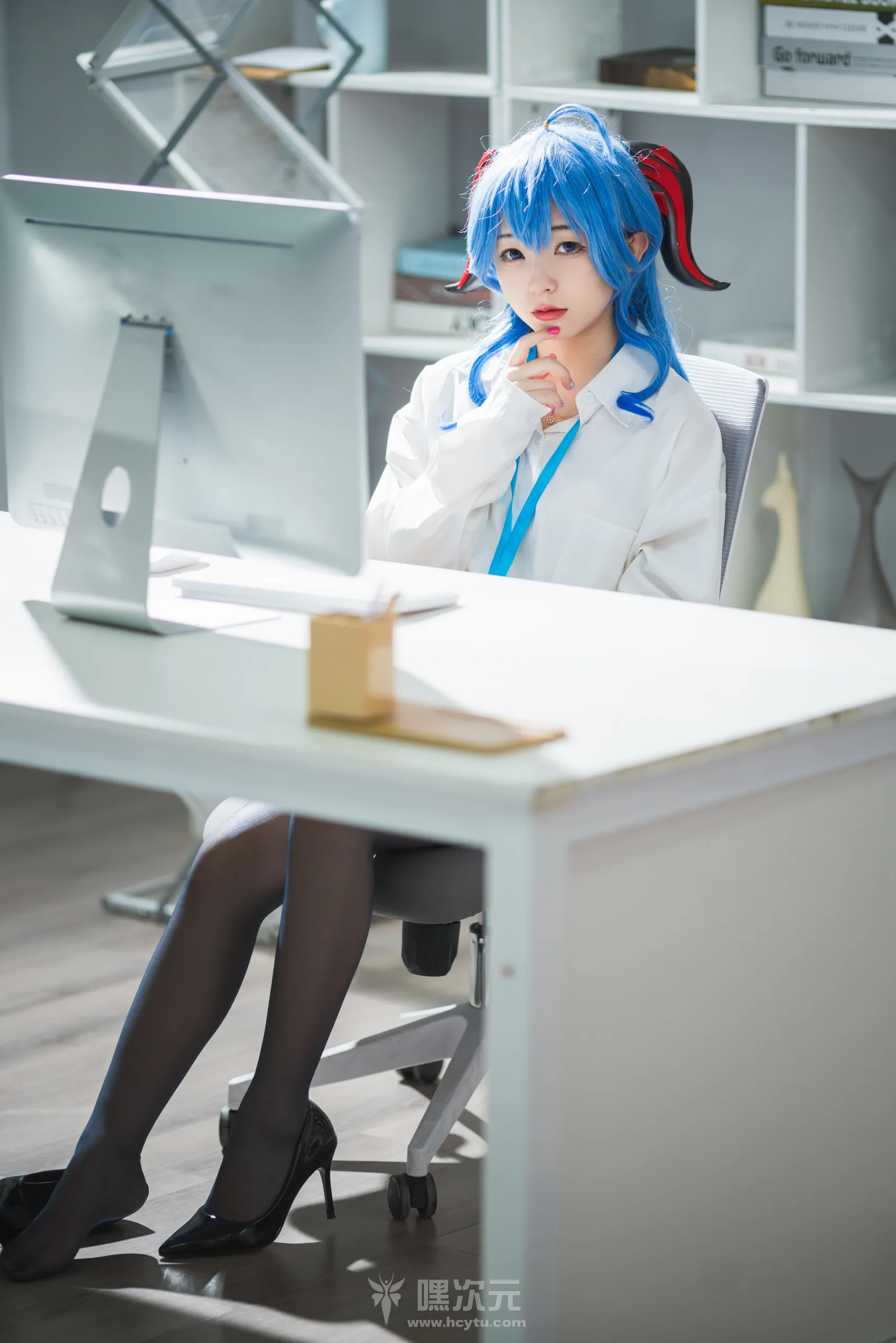 花铃 甘雨秘书OL 美女写真图片-嘿次元