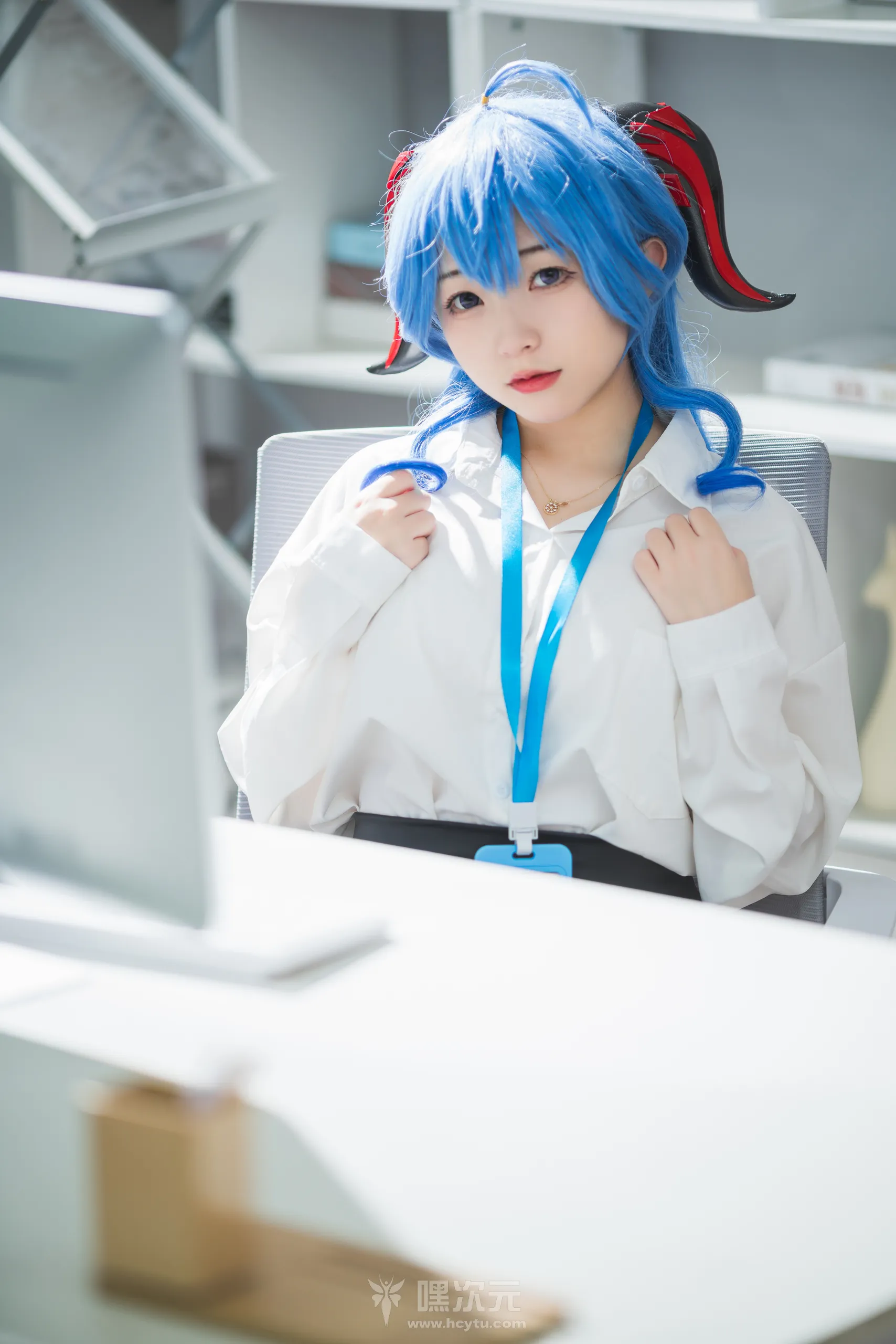 花铃 甘雨秘书OL 美女写真图片 - 嘿次元 图2