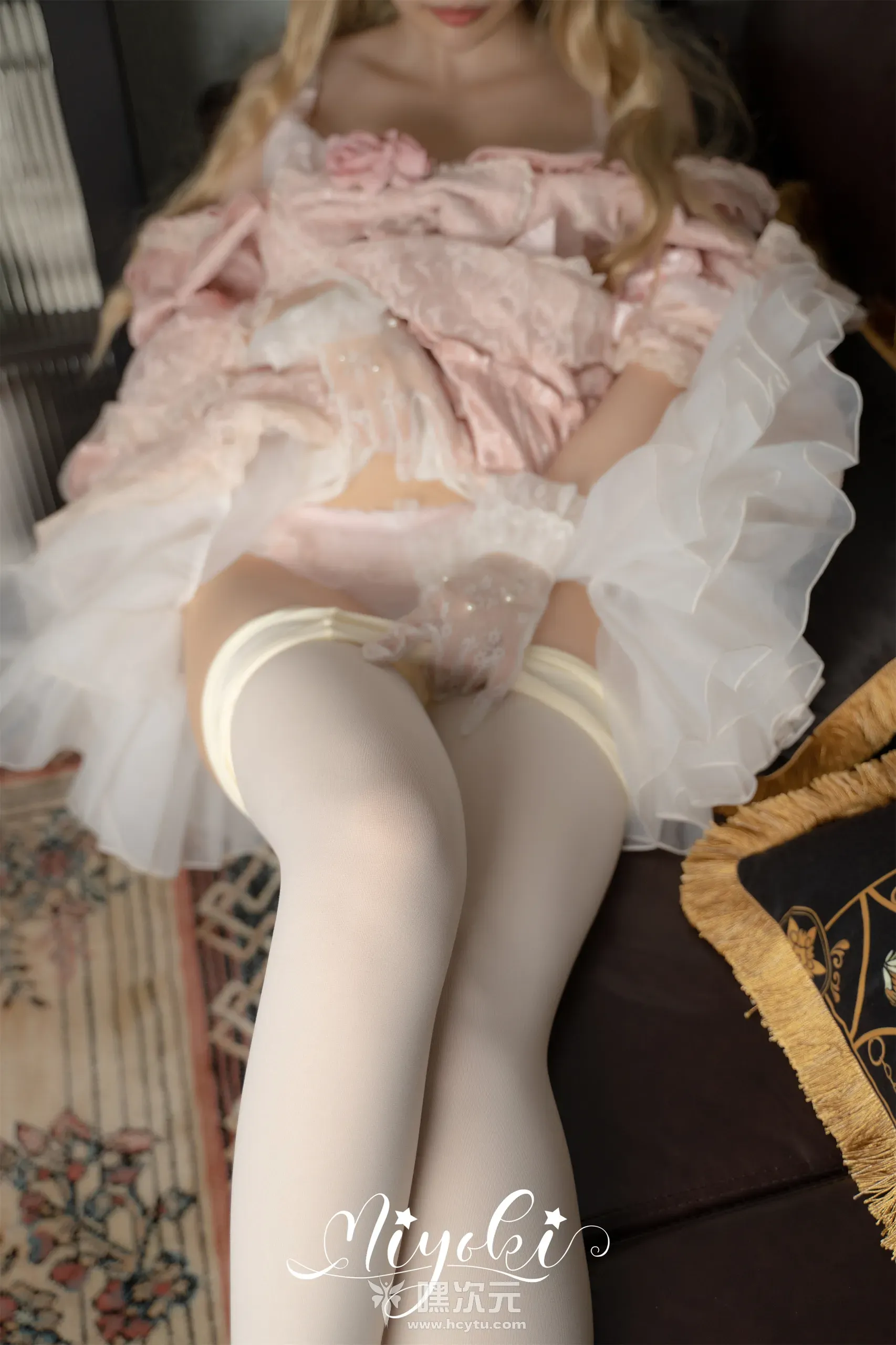 铃木美咲(Misaki Suzuki) 软软趴在床单上 写真合集下载 - 嘿次元 图2