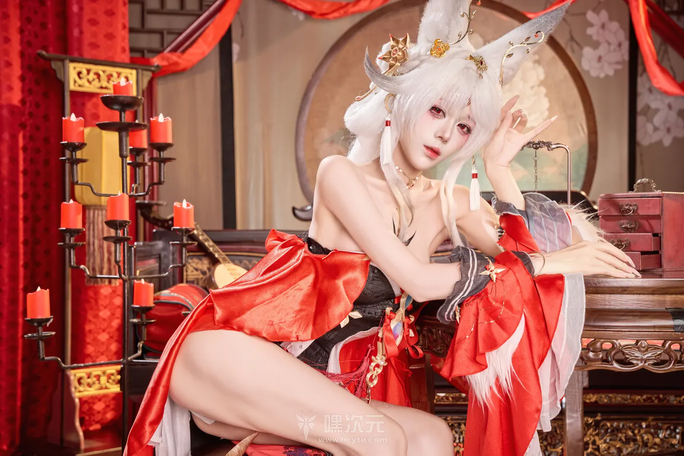 九言(阿九从不咕咕) 心月狐 银白狐耳赤红缎带碰撞视觉 写真集 - 九言(阿九从不咕咕) - 薄纱透光下的轮廓勾勒