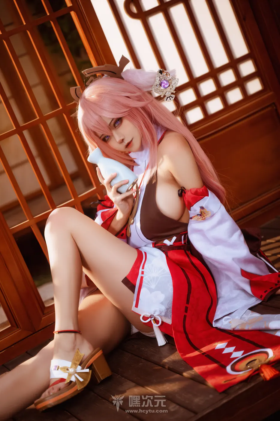 Seya-狮砸 原神 八重神子 红白短裙极致肉感 写真集 - Seya-狮砸 - 指抵唇边,眼波含笑