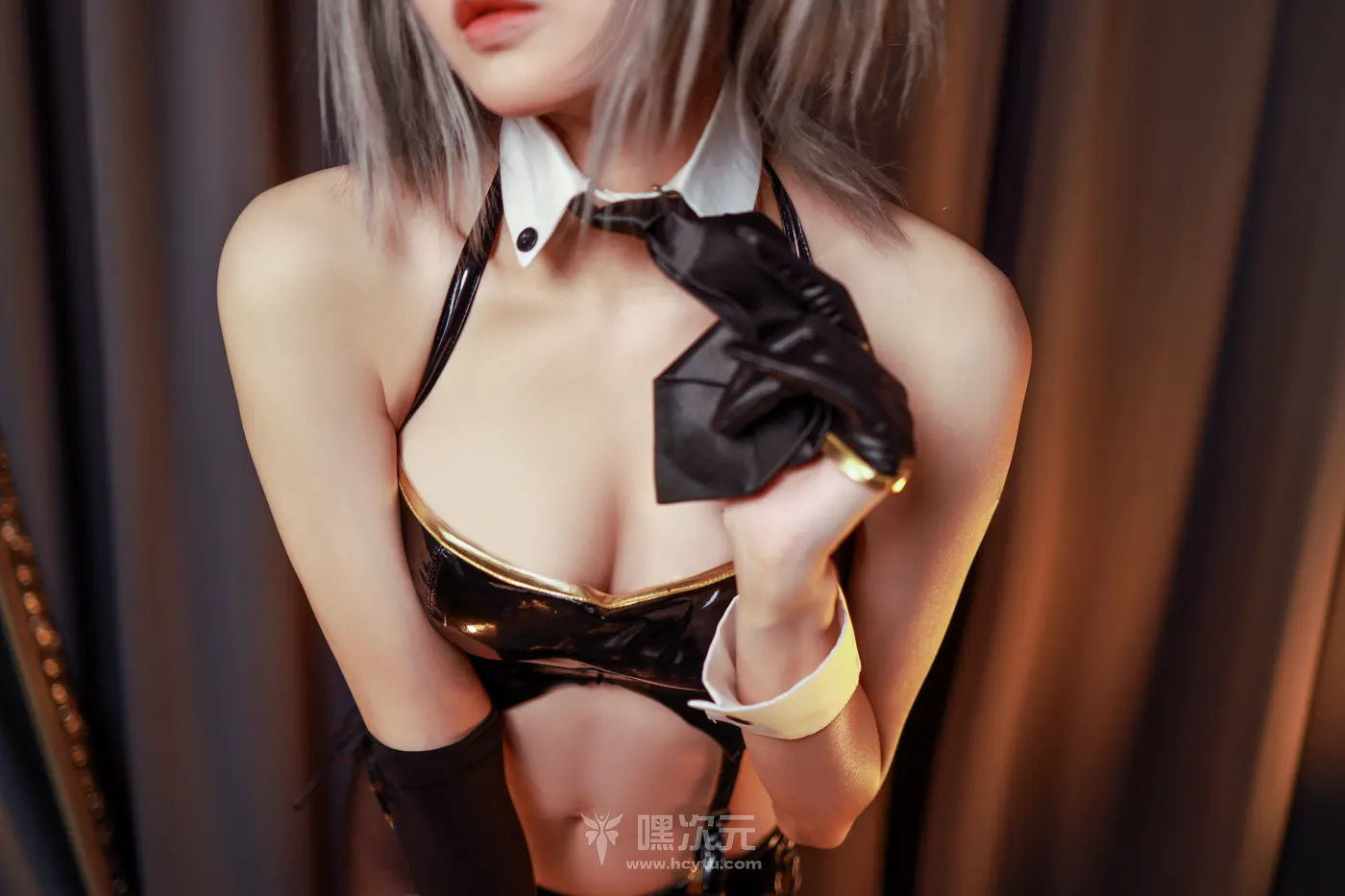 山崎怜Rei 华盛顿兔女郎 黑漆皮质与肌肤对抗 写真集 - 山崎怜Rei - 指尖轻触领结的挑逗微动