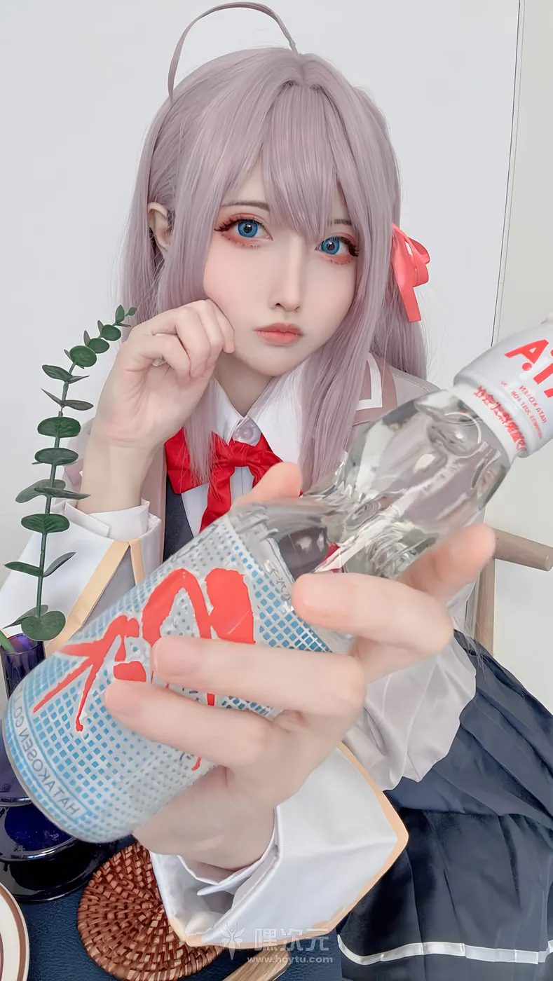 山崎怜Rei 艾莉同学 蓝瞳制服欲念绽放 写真集 - 山崎怜Rei - 指尖轻抵唇边的克制撩拨