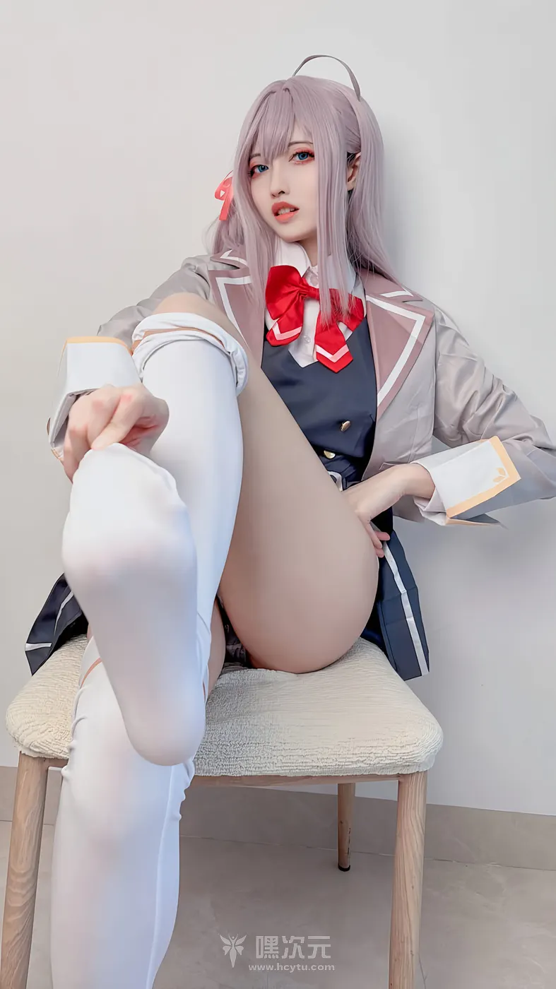 山崎怜Rei 艾莉同学 蓝瞳制服欲念绽放 写真集 - 山崎怜Rei - 大腿根部的肉感挤压