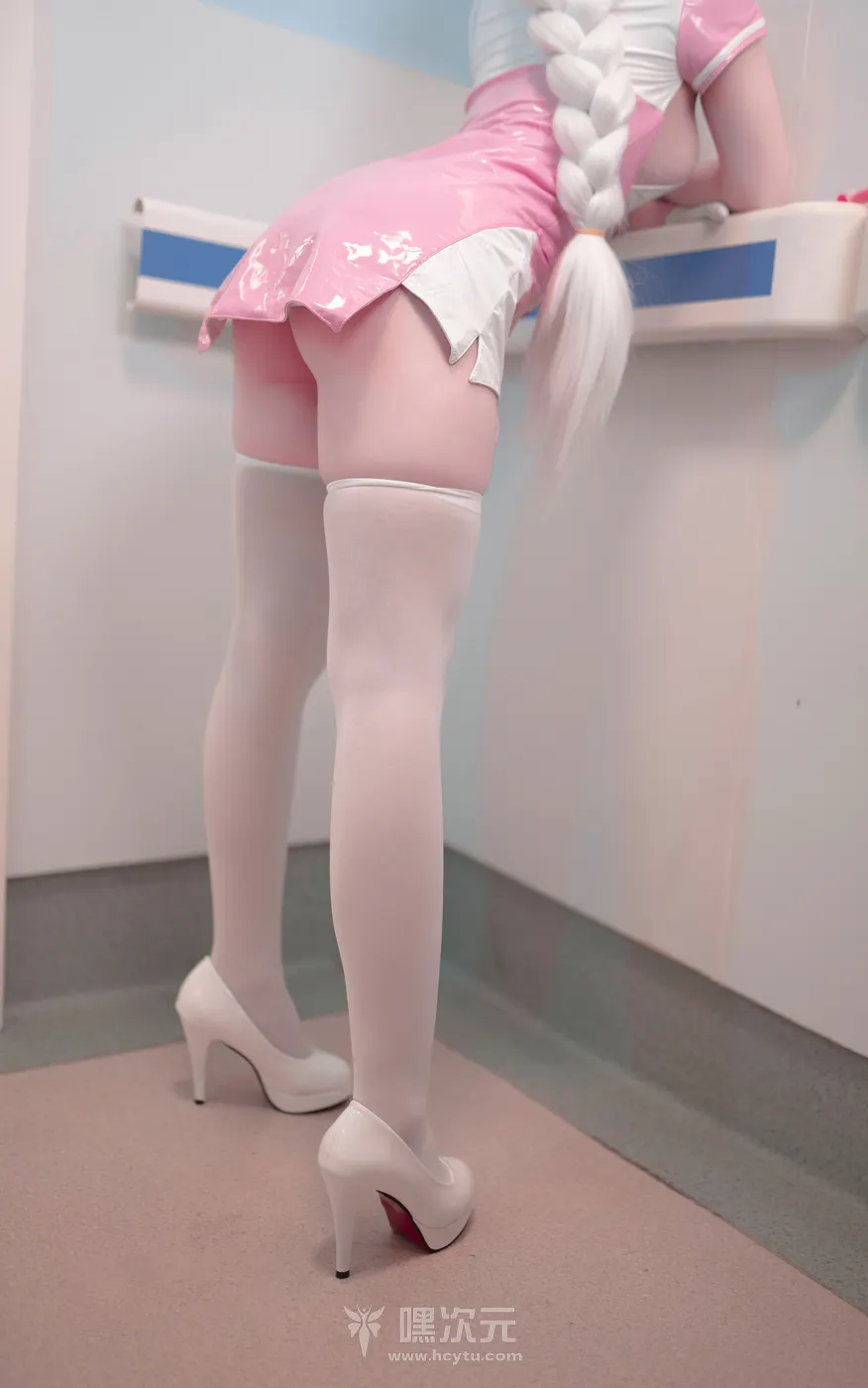 Bangni邦尼 碧蓝航线 海因里希亲王 冷艳护士制服诱惑 写真集 - Bangni邦尼 - 臀部微翘,丝袜紧贴大腿根
