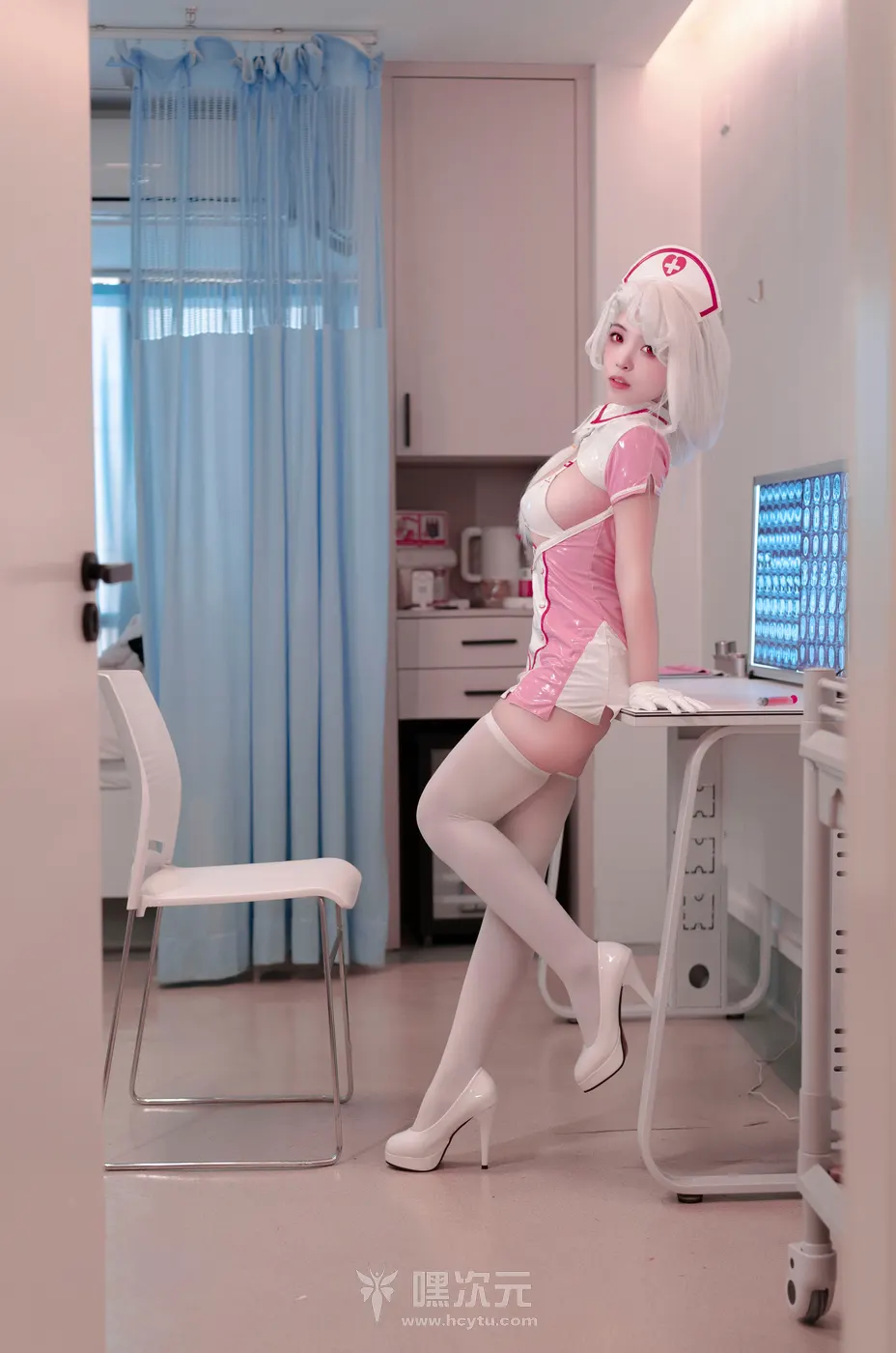 Bangni邦尼 碧蓝航线 海因里希亲王 冷艳护士制服诱惑 写真集 - Bangni邦尼 - 侧倚桌边,腰肢折角显骨感