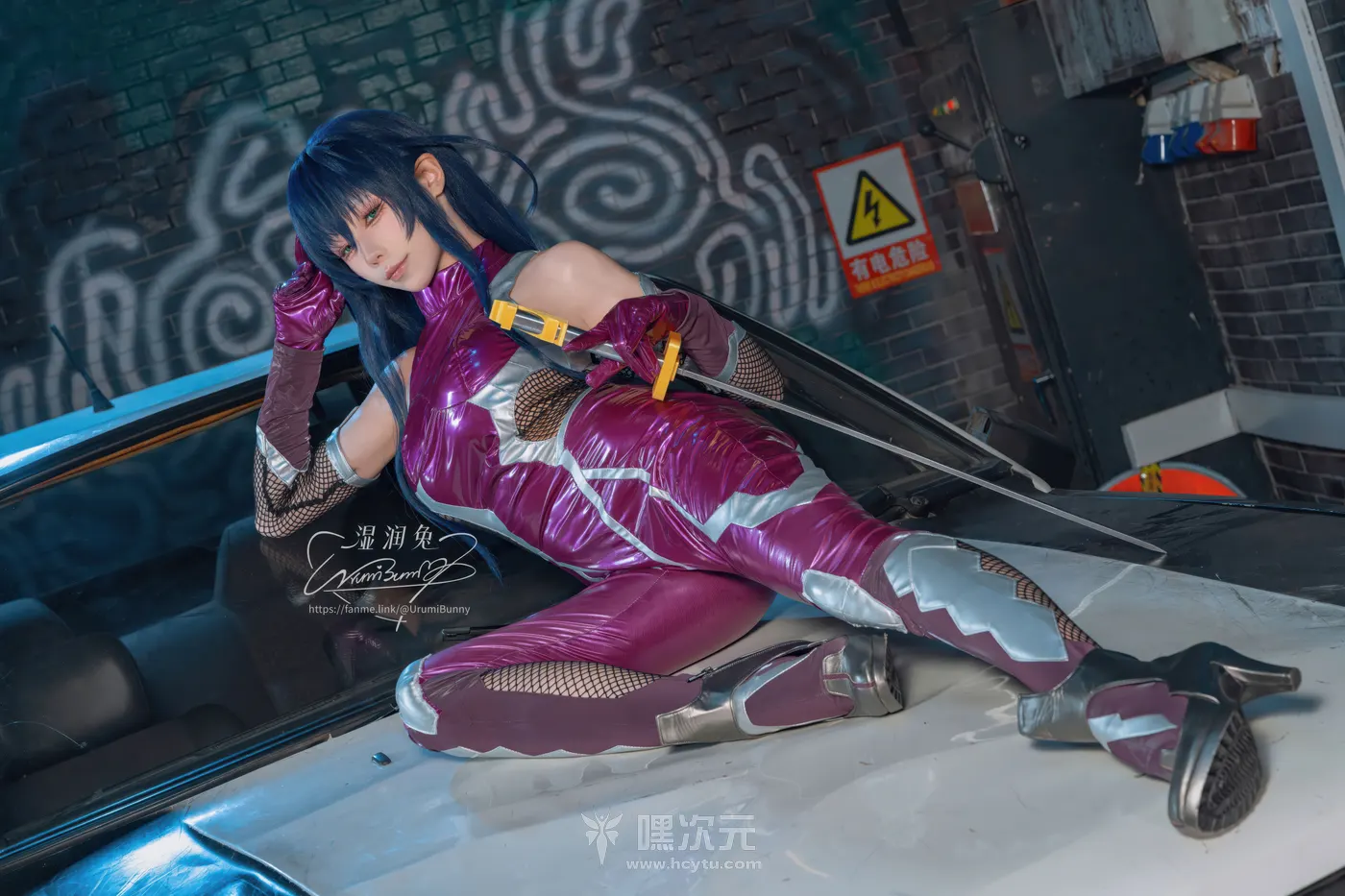 Yiko湿润兔 对魔忍 井河阿莎姬 写真集 - Yiko湿润兔 - 侧卧车顶的腰臀折叠线