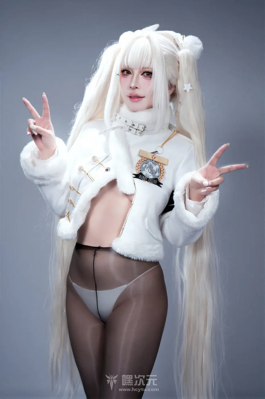 半半子 Nikke胜利女神 布兰儿 幸运特快车 毛茸短外套搭配灰丝诱惑 写真集 - 半半子 - 直视镜头的慵懒挑逗