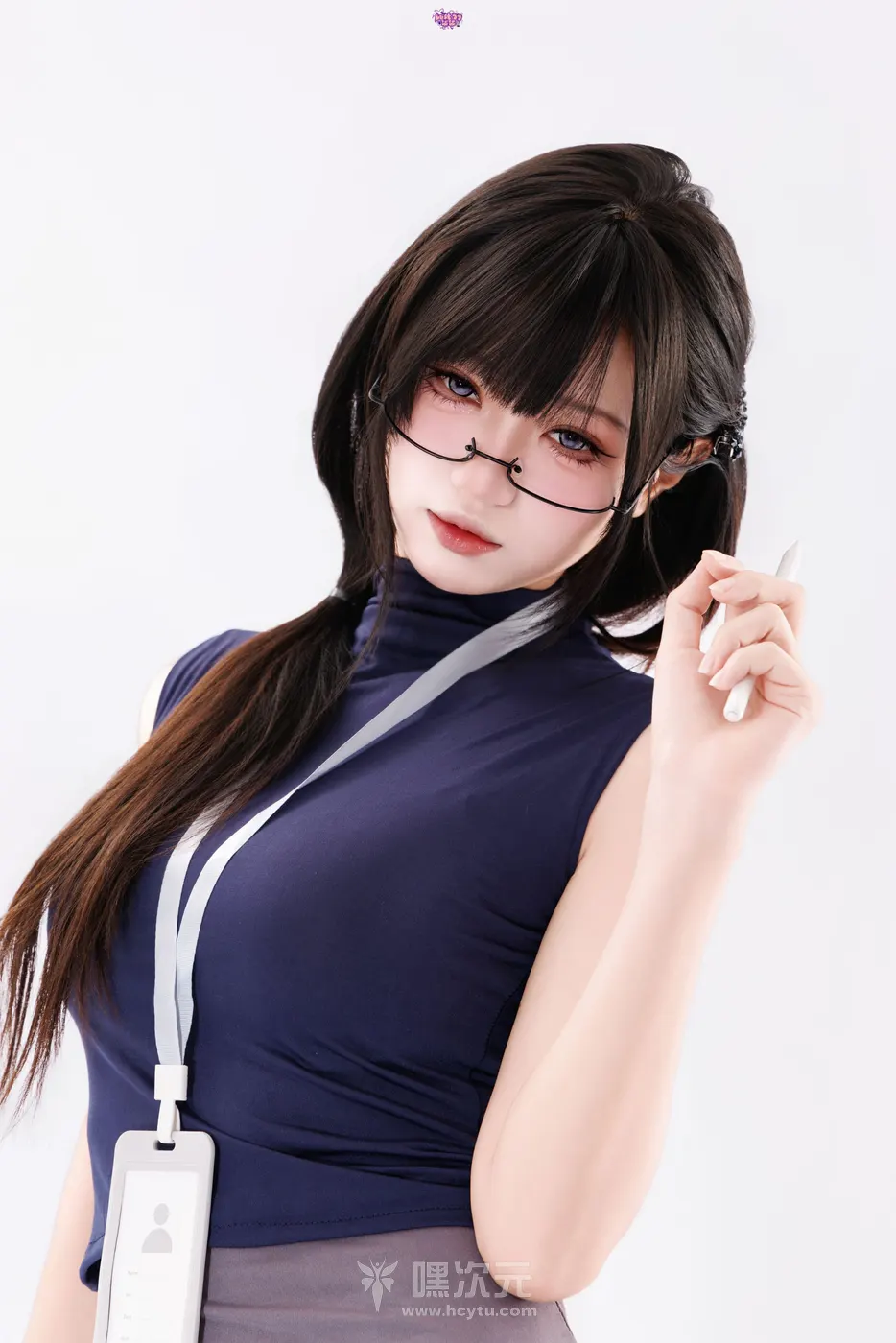 柒柒要乖哦 居家 深蓝紧身上衣高跟鞋诱惑 写真集 - 柒柒要乖哦 - 镜片后的凝视与唇角微启
