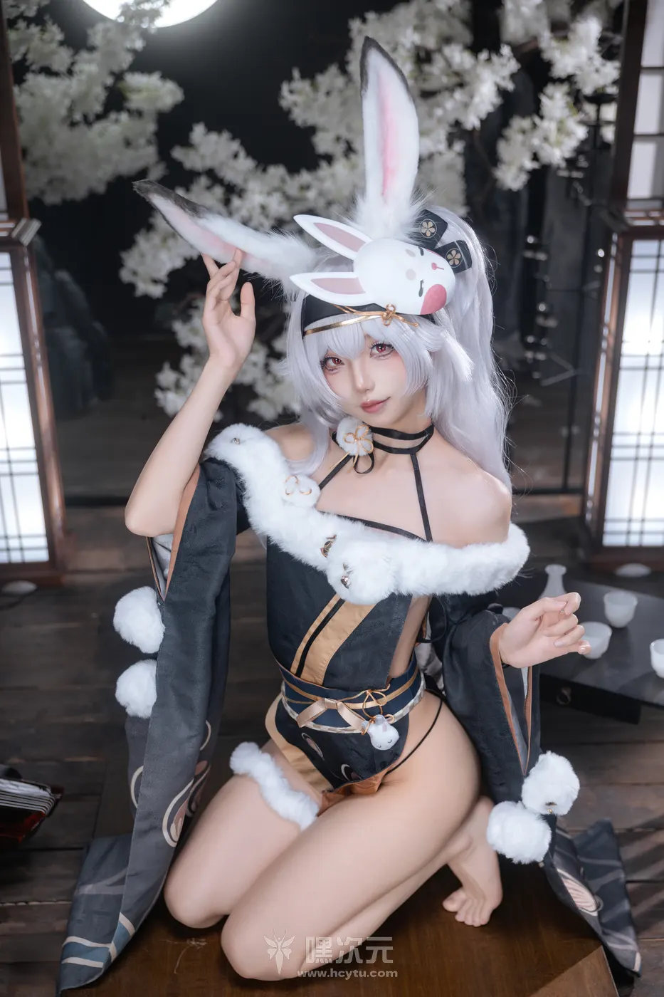 狐玖玖 拉菲 兔兔城主 银发兔女郎 欲望与算计 写真集 - 狐玖玖 - 绷紧的腰线与肉感起伏