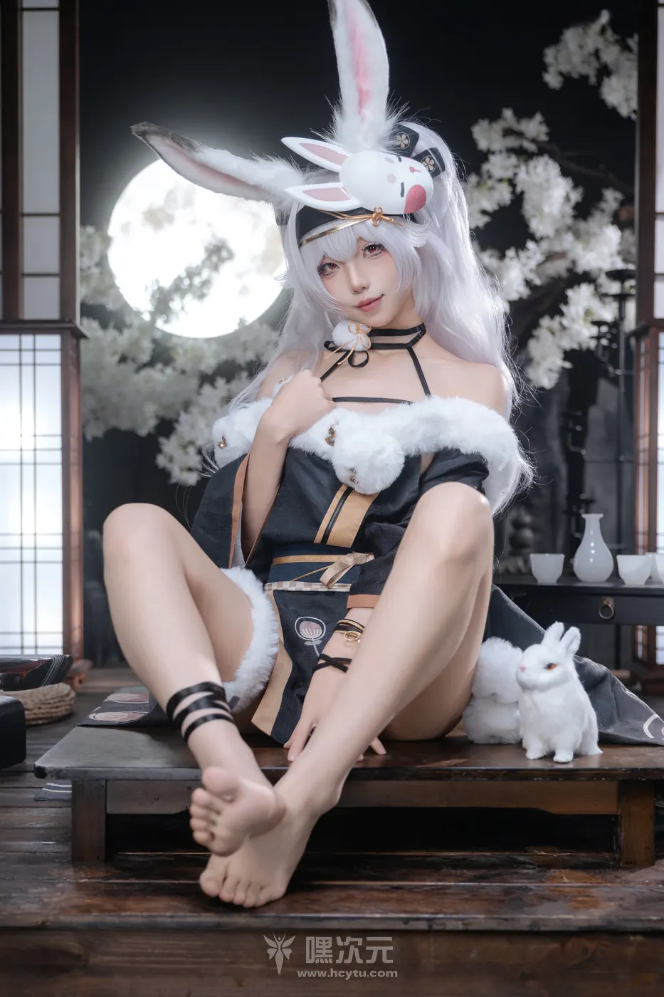 狐玖玖 拉菲 兔兔城主 银发兔女郎 欲望与算计 写真集 - 狐玖玖 - 指尖轻抚耳尖的微动作