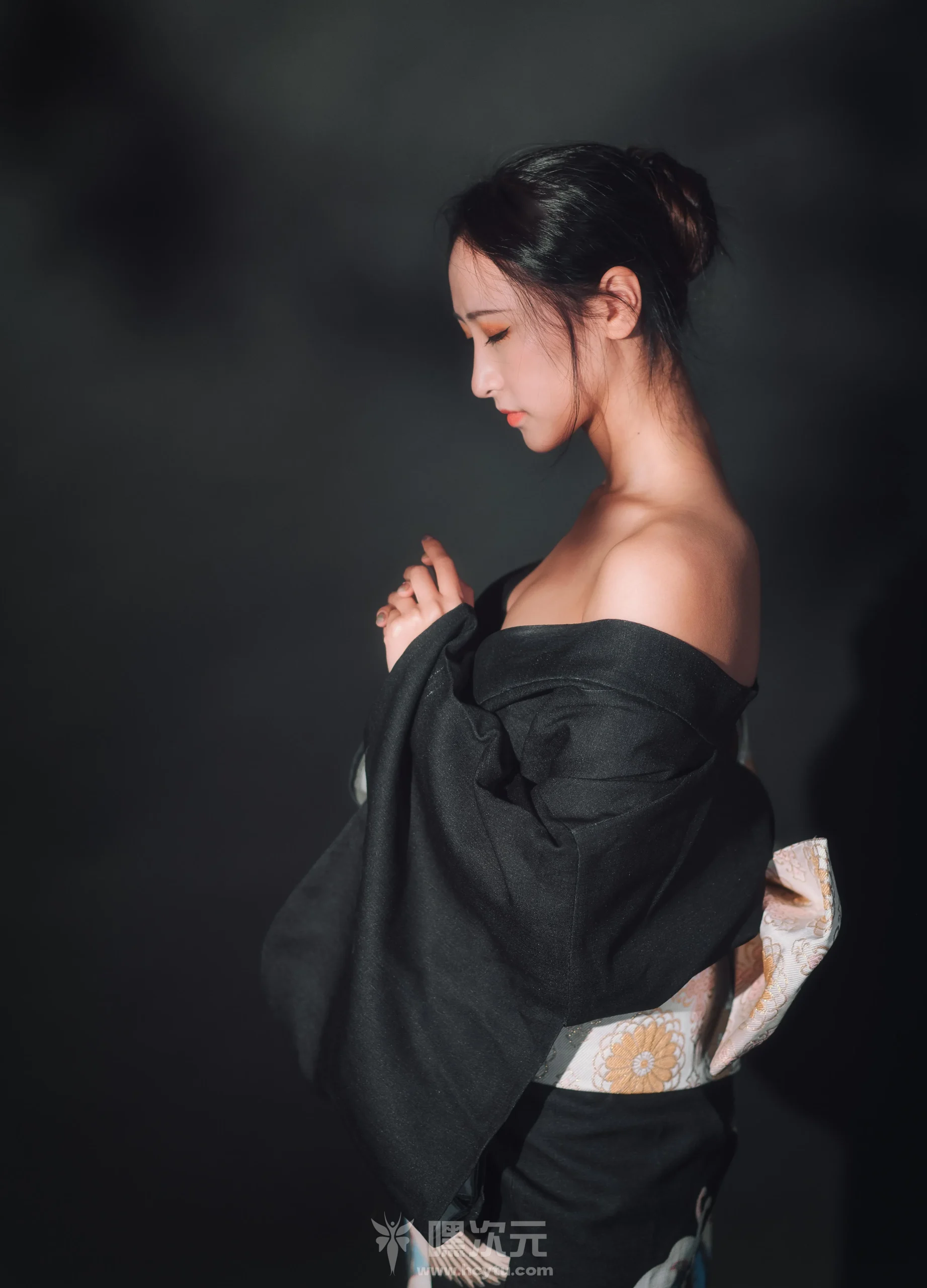 拿相机的执义 写真合集下载