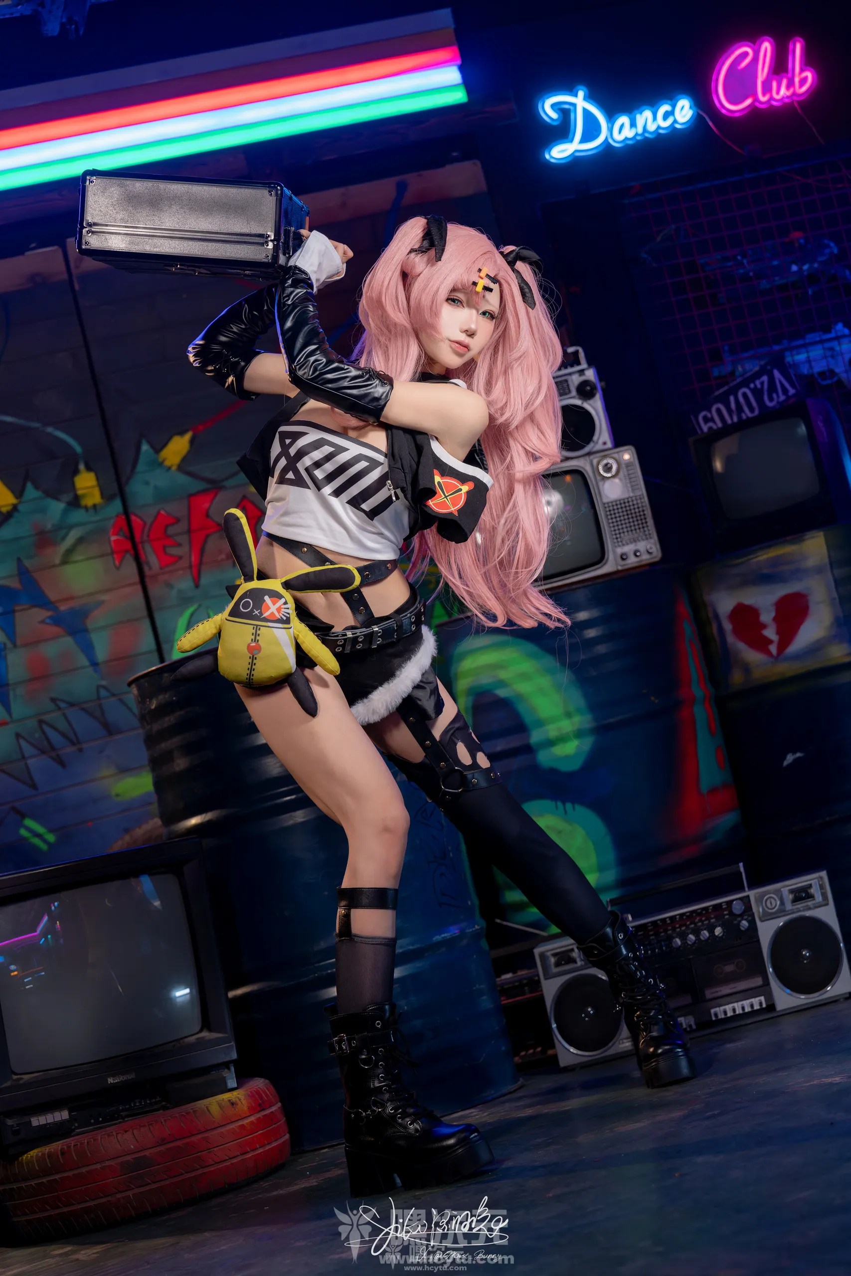 Yiko湿润兔 妮可三百窟 Shake it9月最新写真图片在线观看