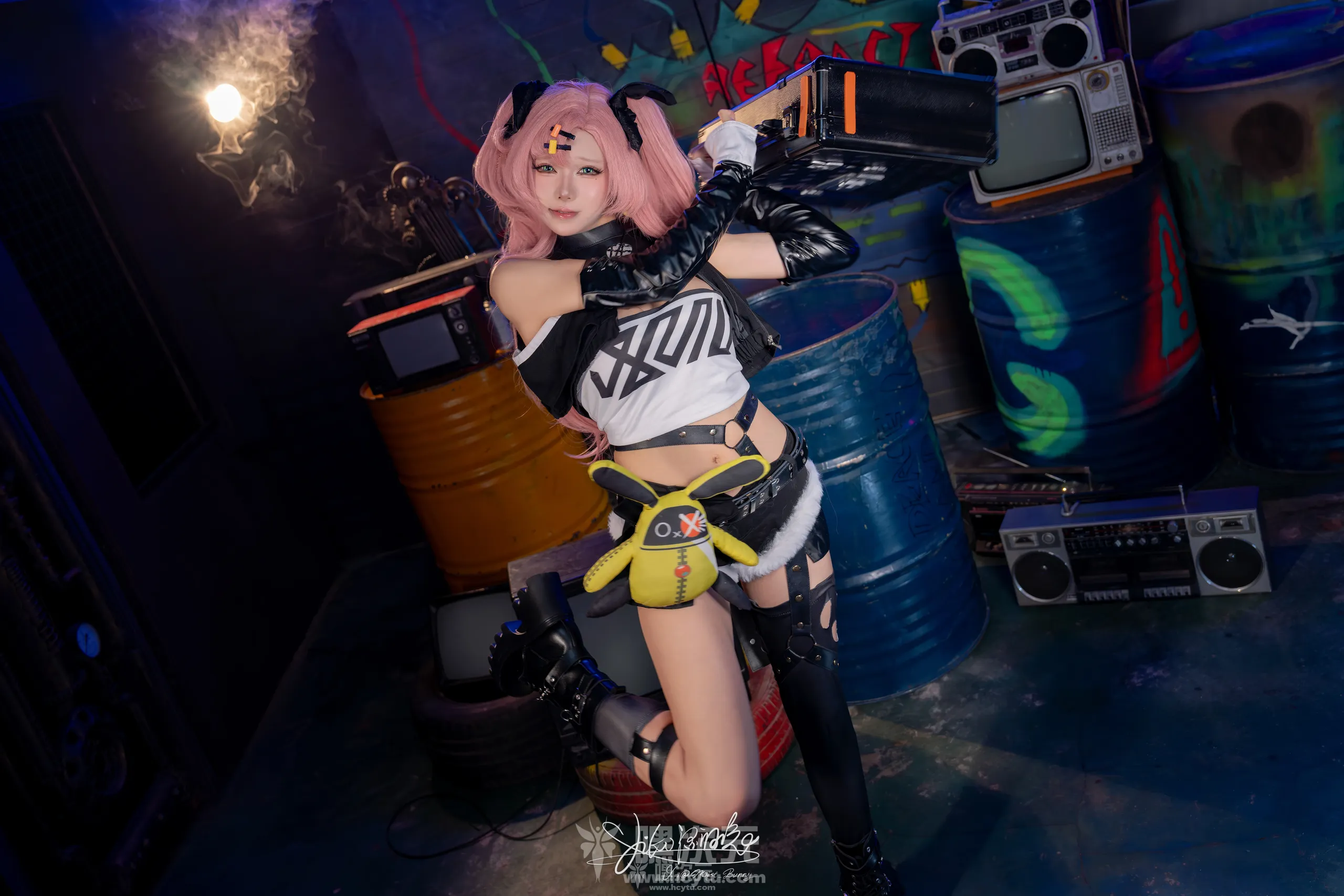 Yiko湿润兔 妮可三百窟 Shake it9月最新写真图片在线观看
