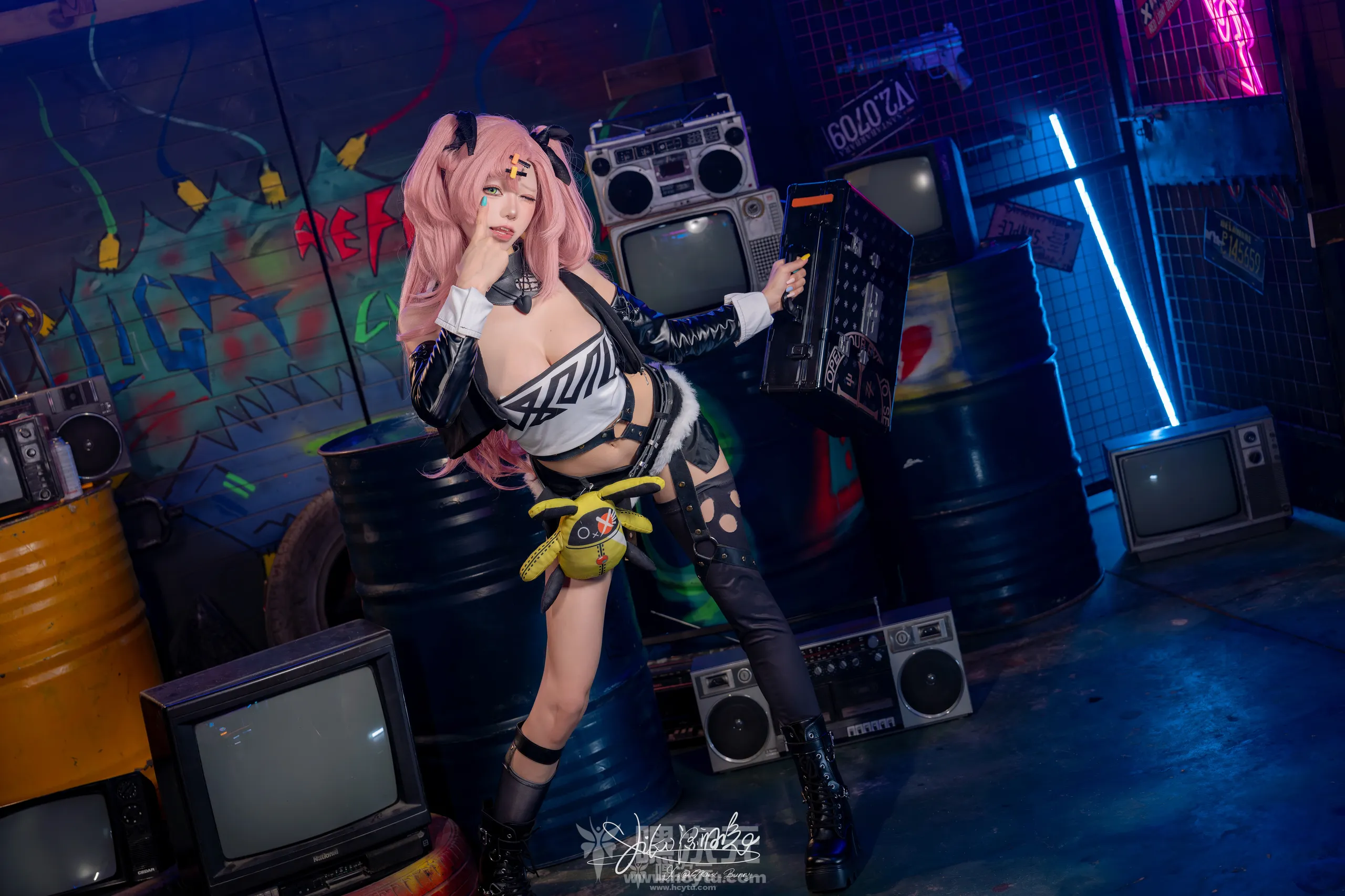 Yiko湿润兔 妮可三百窟 Shake it9月最新写真图片在线观看