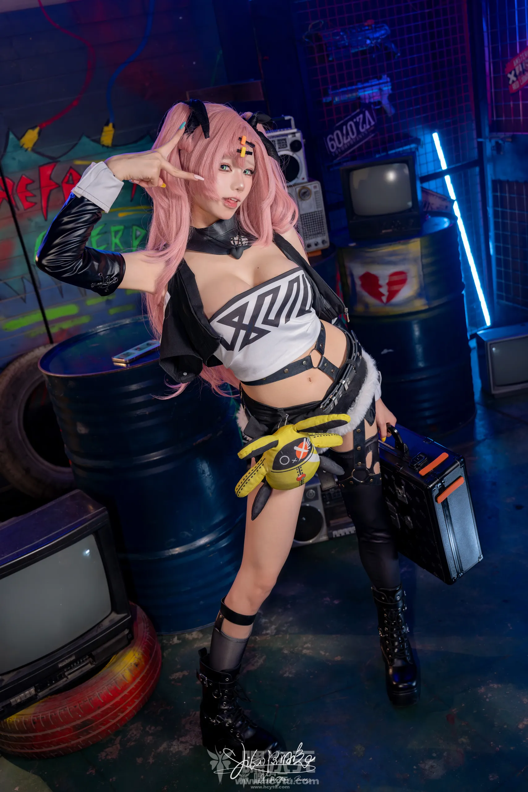 Yiko湿润兔 妮可三百窟 Shake it9月最新写真图片-嘿次元