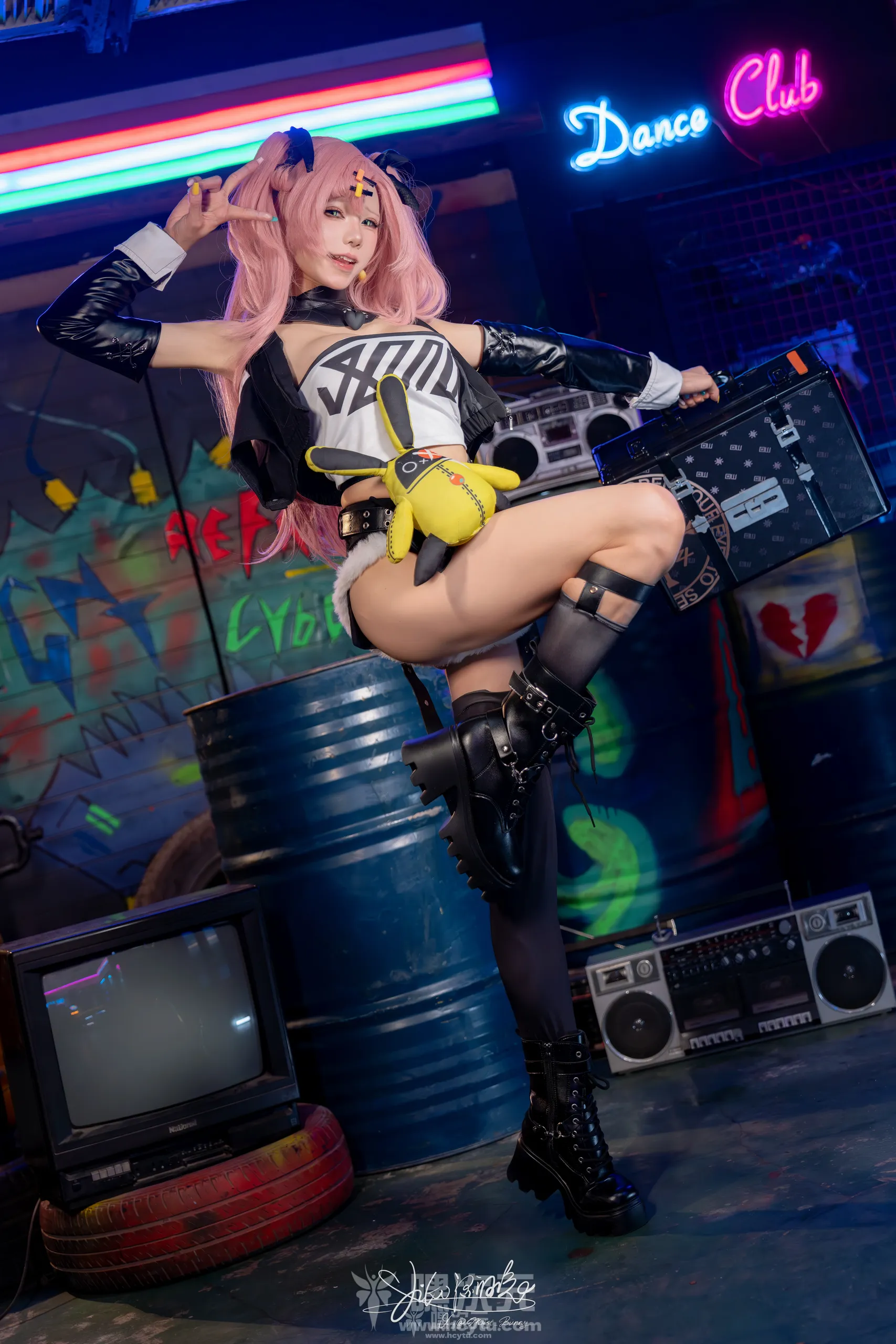 Yiko湿润兔 妮可三百窟 Shake it9月最新写真图片在线观看
