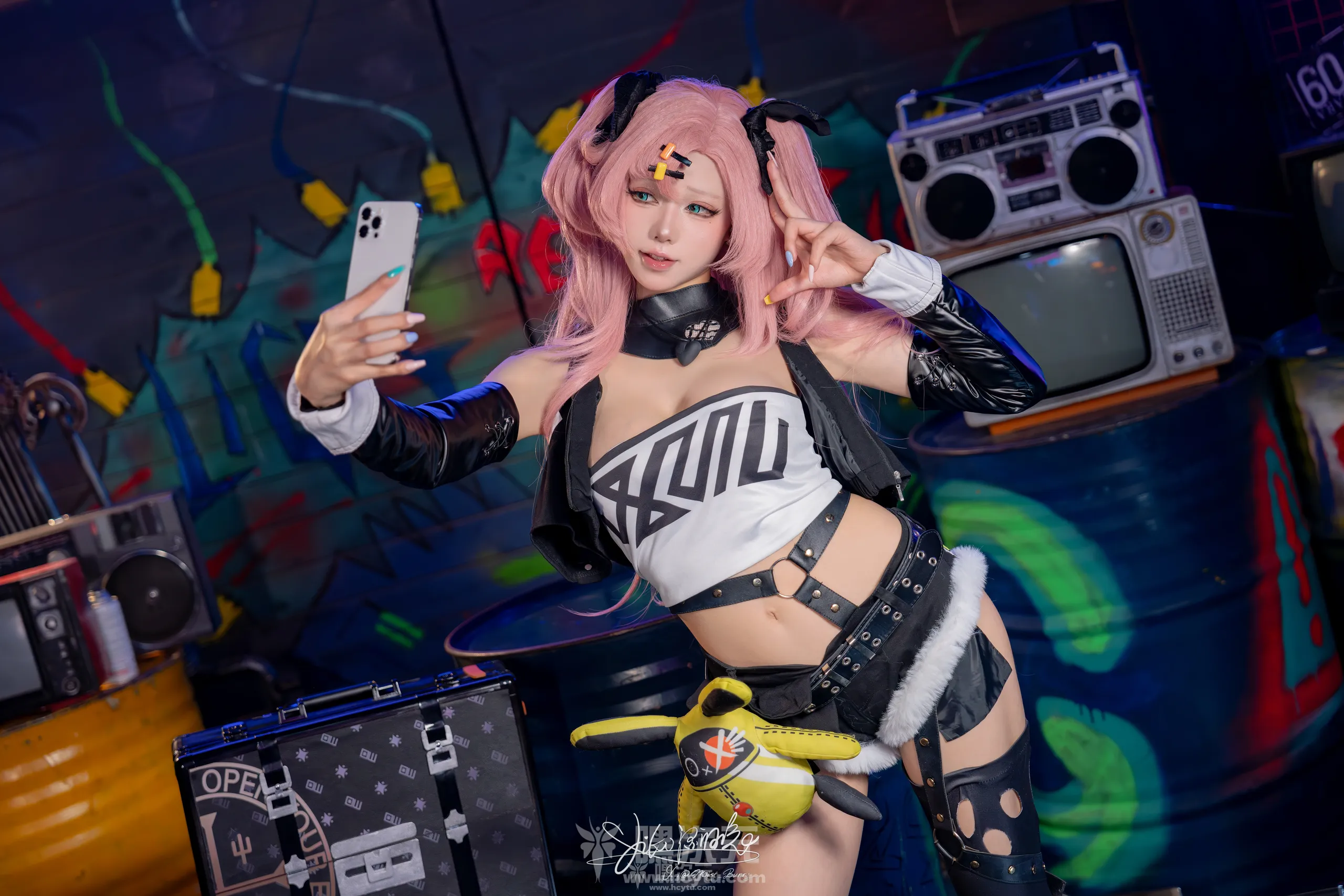 Yiko湿润兔 妮可三百窟 Shake it9月最新写真图片在线观看