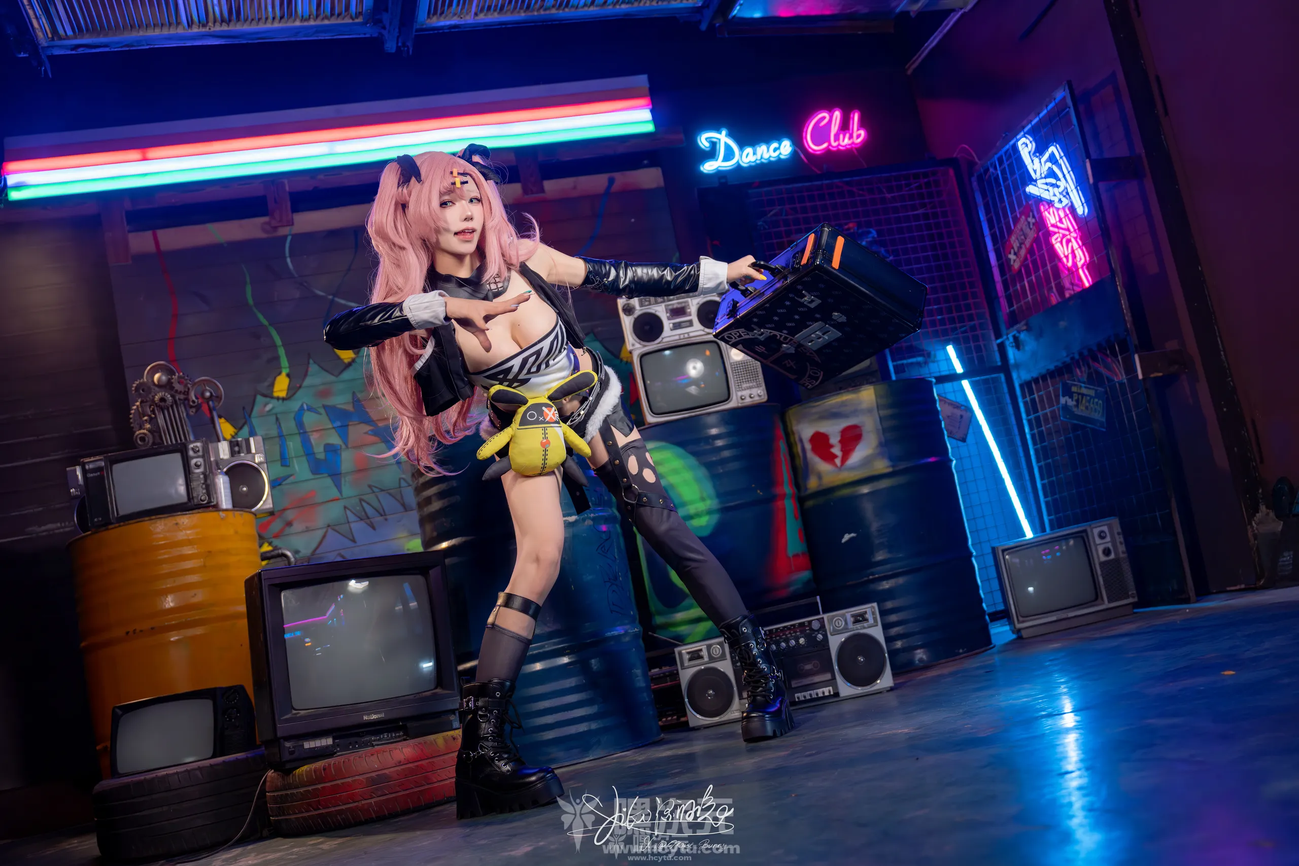 Yiko湿润兔 妮可三百窟 Shake it9月最新写真图片在线观看