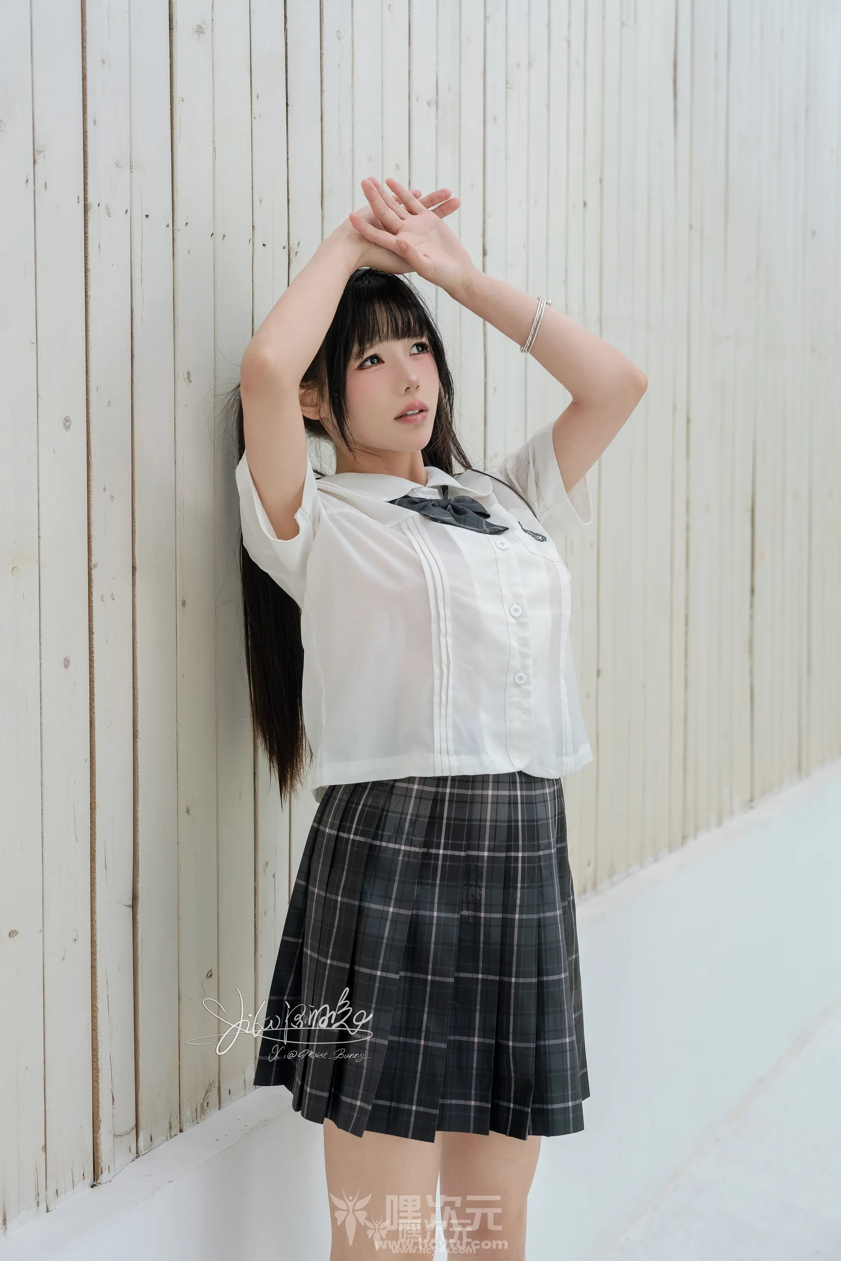 Yiko湿润兔 雨后湿身，JK制服下的秘密10月写真图片在线观看