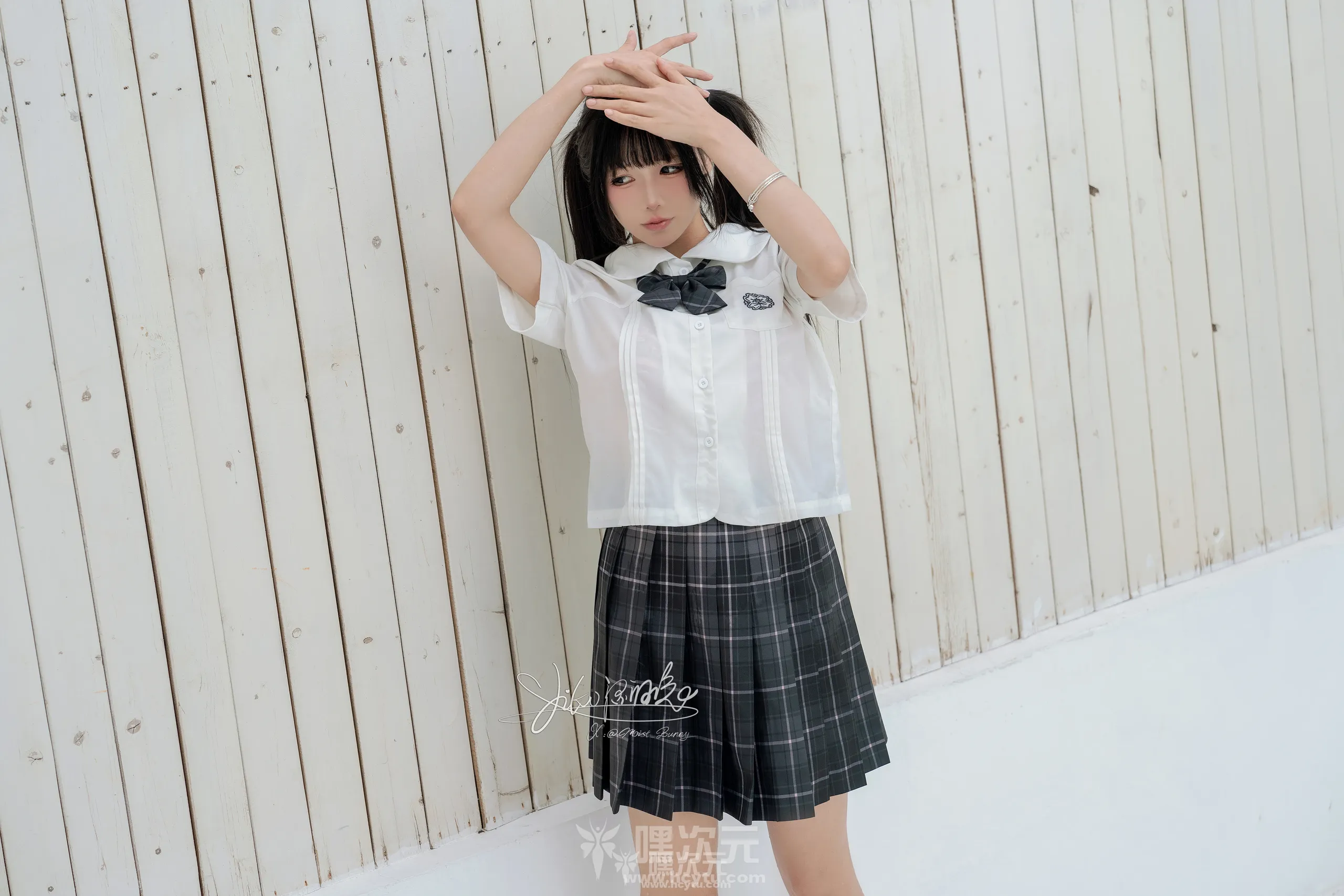 Yiko湿润兔 雨后湿身，JK制服下的秘密10月写真图片在线观看