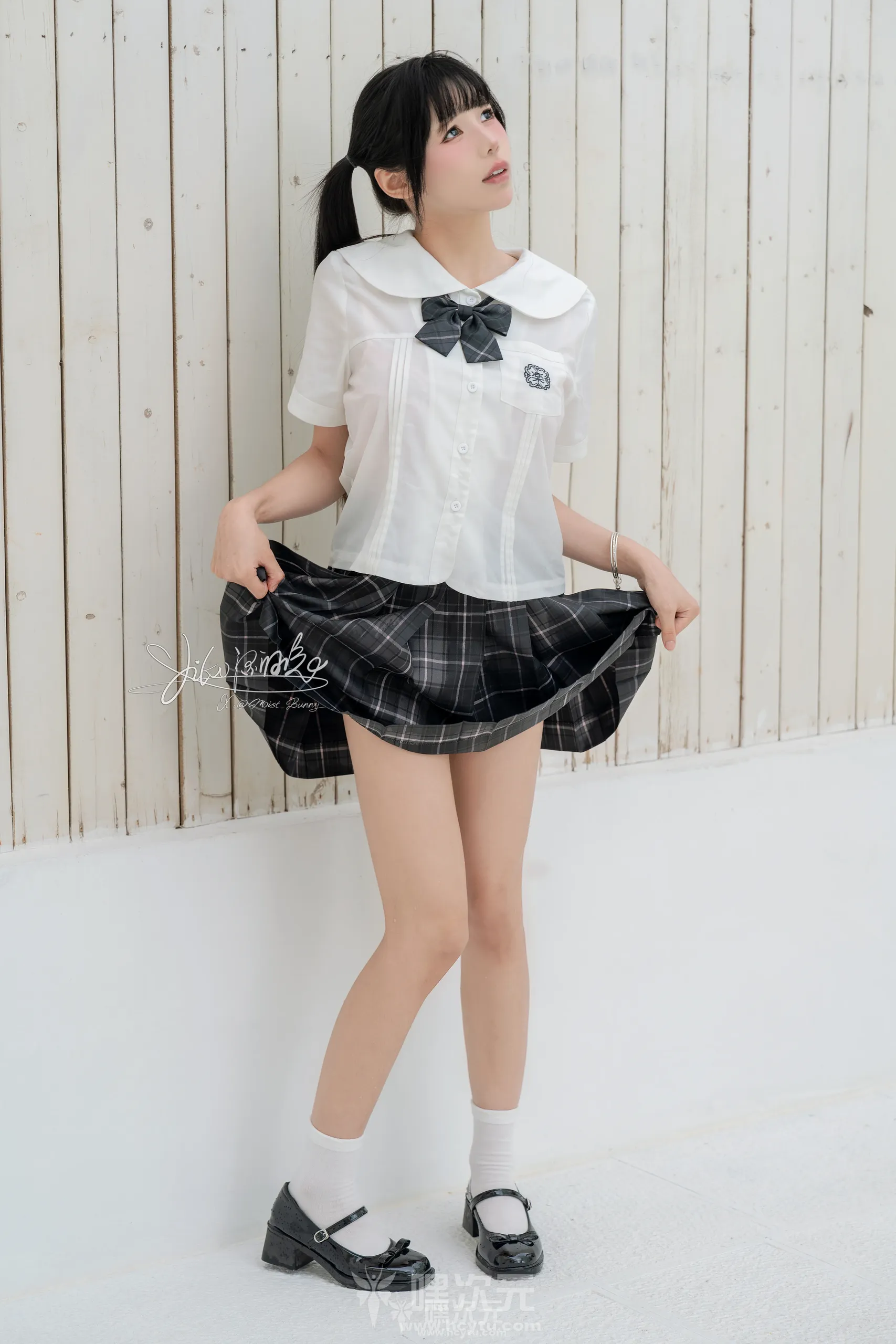 Yiko湿润兔 雨后湿身，JK制服下的秘密10月写真图片在线观看