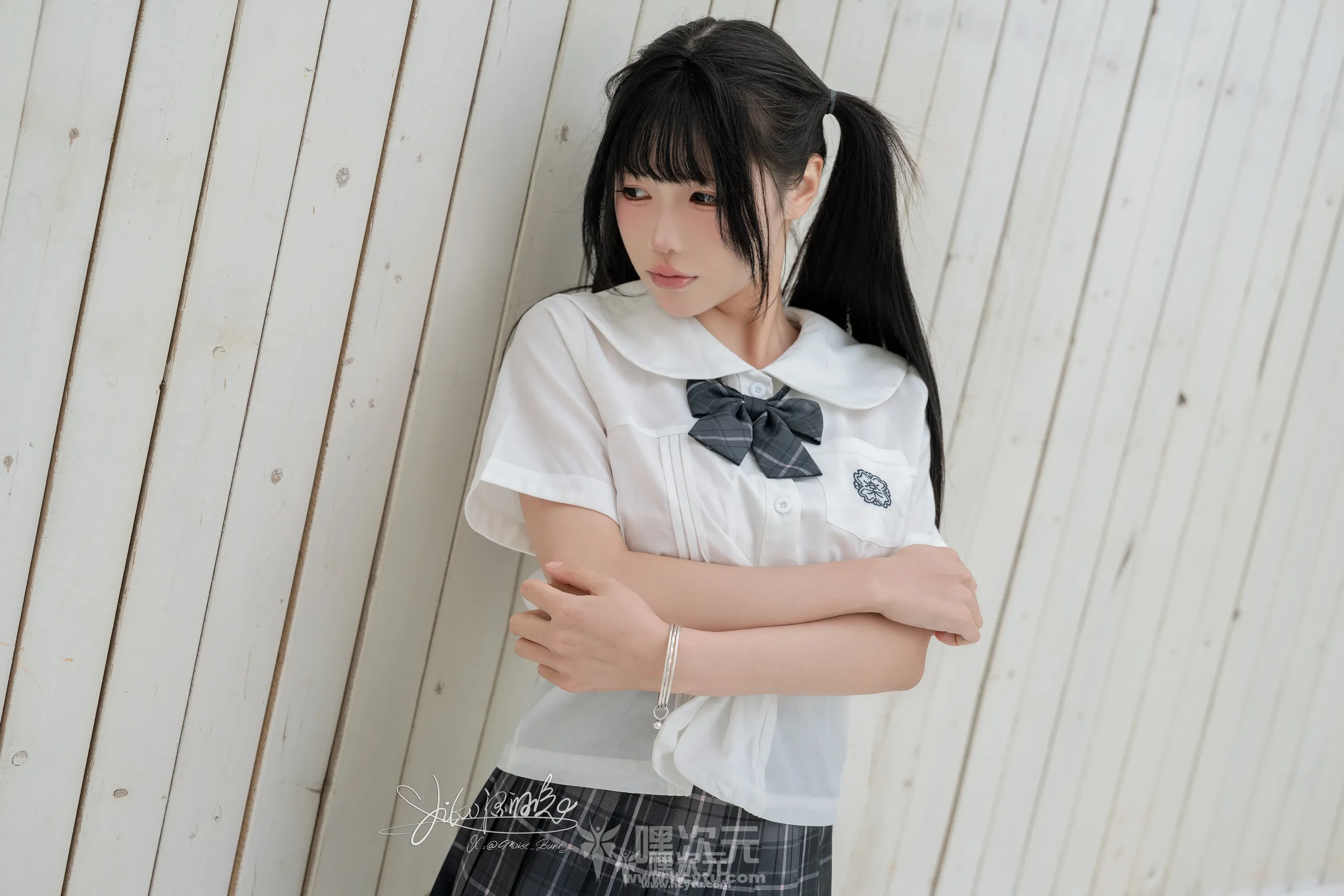 Yiko湿润兔 雨后湿身，JK制服下的秘密10月写真图片在线观看