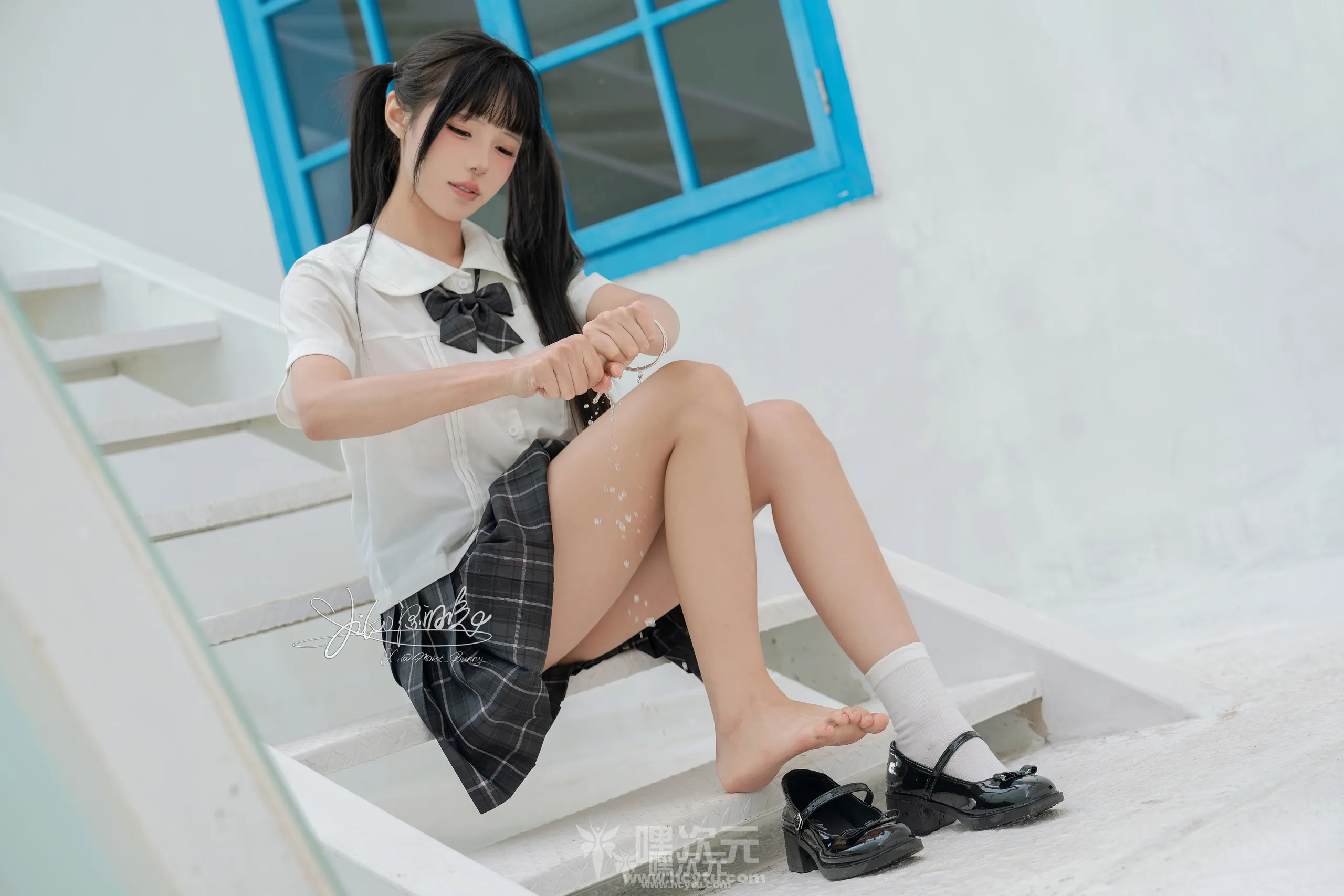 Yiko湿润兔 雨后湿身，JK制服下的秘密10月写真图片在线观看
