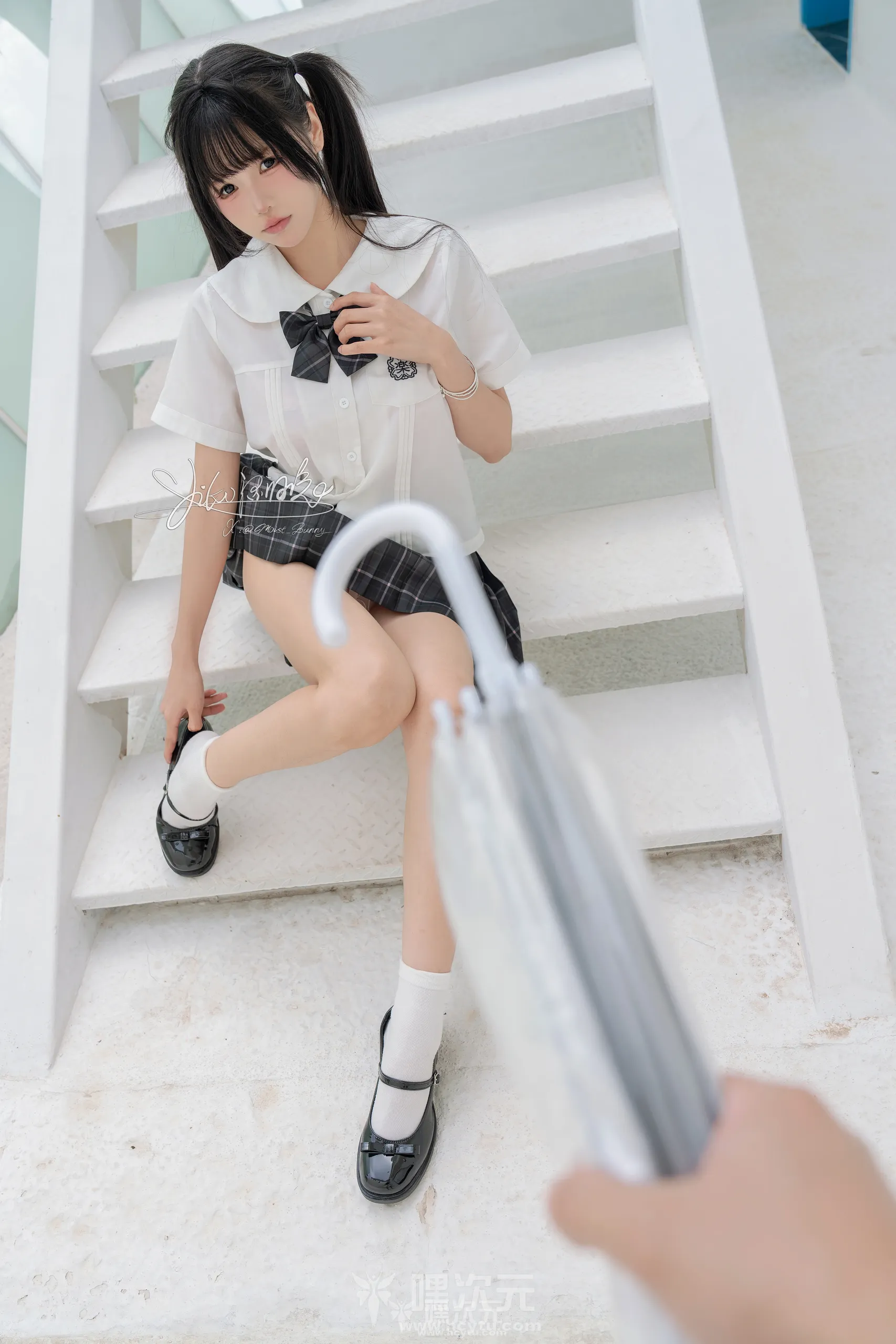 Yiko湿润兔 雨后湿身，JK制服下的秘密10月写真图片在线观看