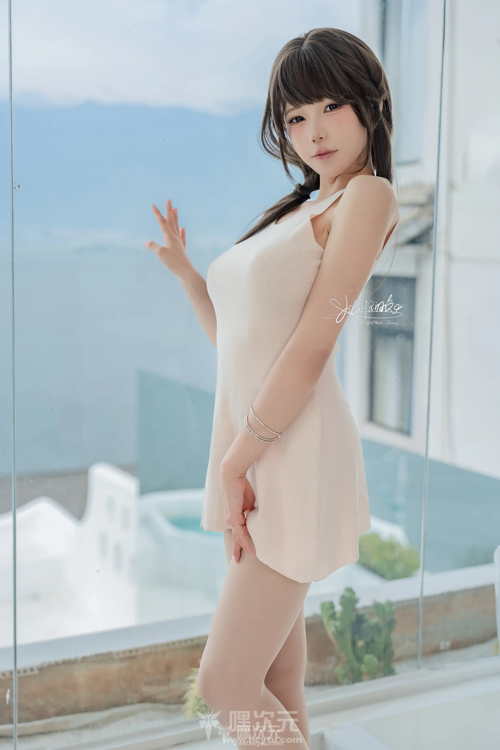 Yiko湿润兔 同居姐姐2024年11月最新写真图片在线观看