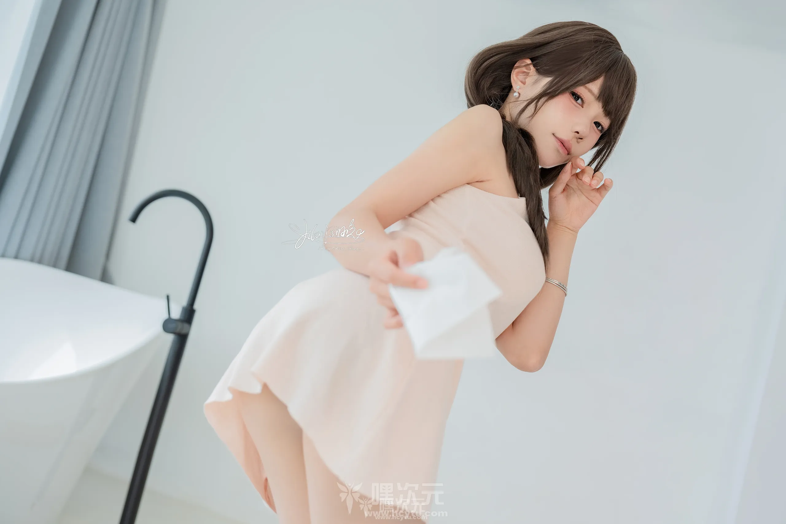 Yiko湿润兔 同居姐姐2024年11月最新写真图片在线观看
