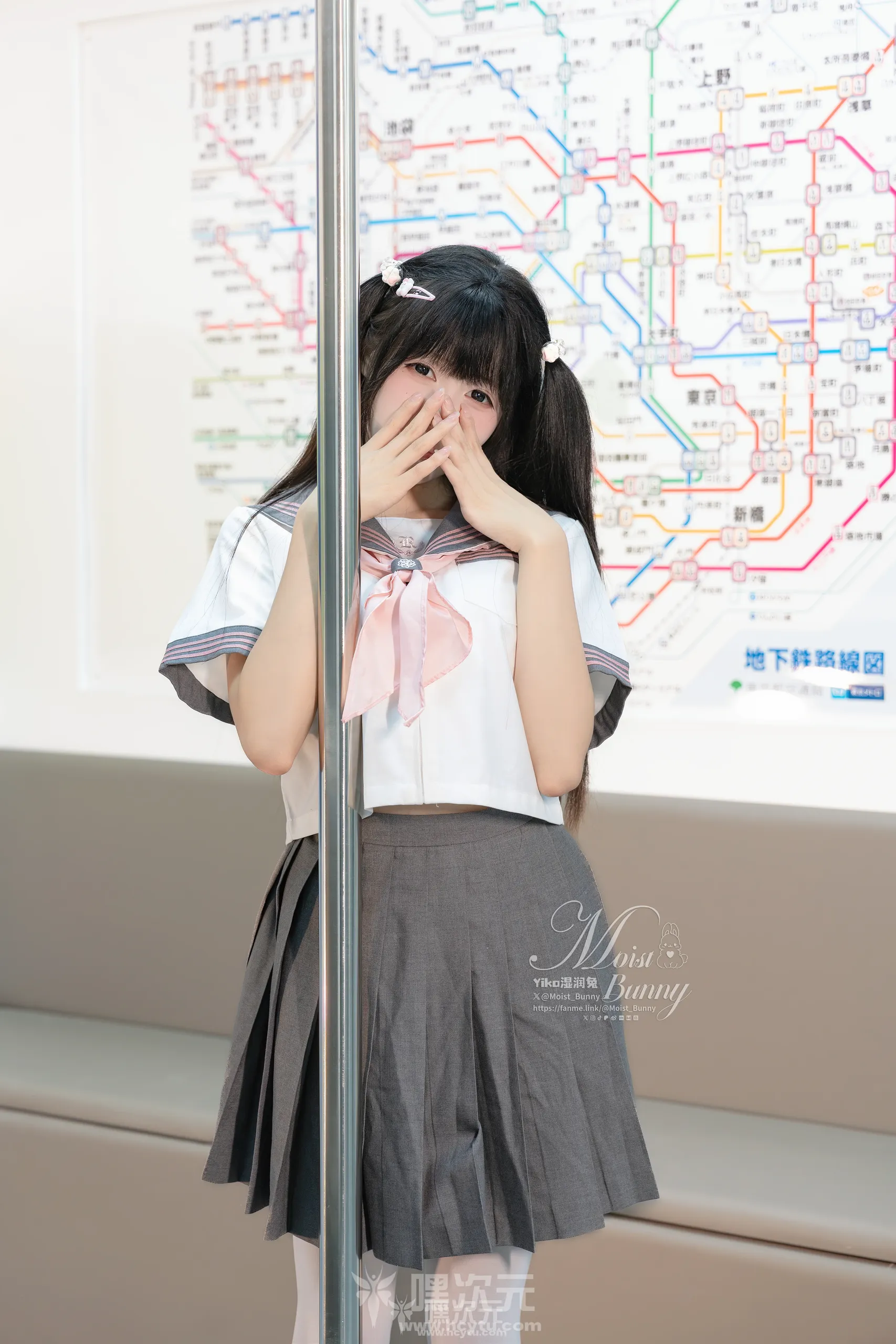 Yiko湿润兔 地铁萌妹写真图片在线观看