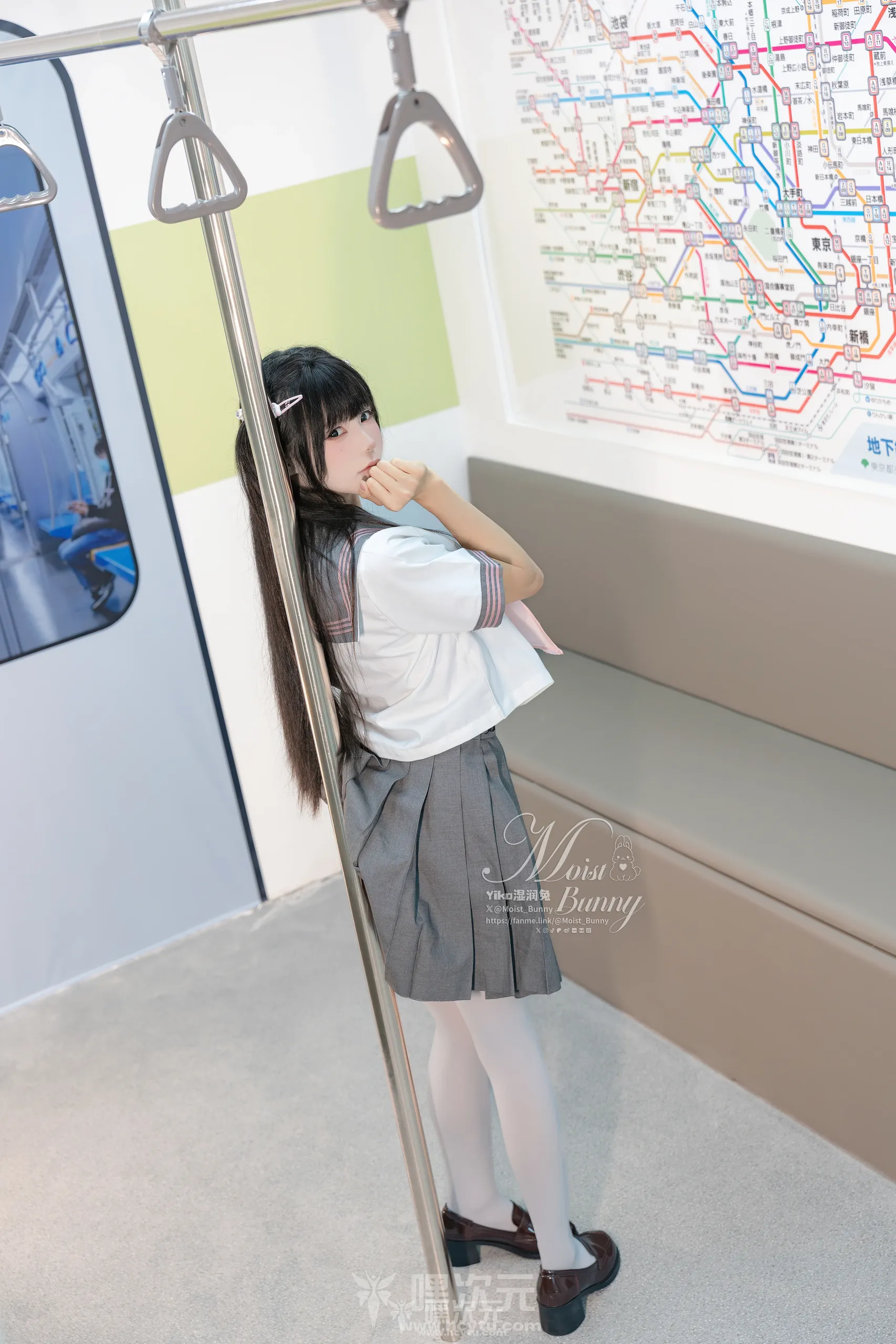 Yiko湿润兔 地铁萌妹写真图片在线观看