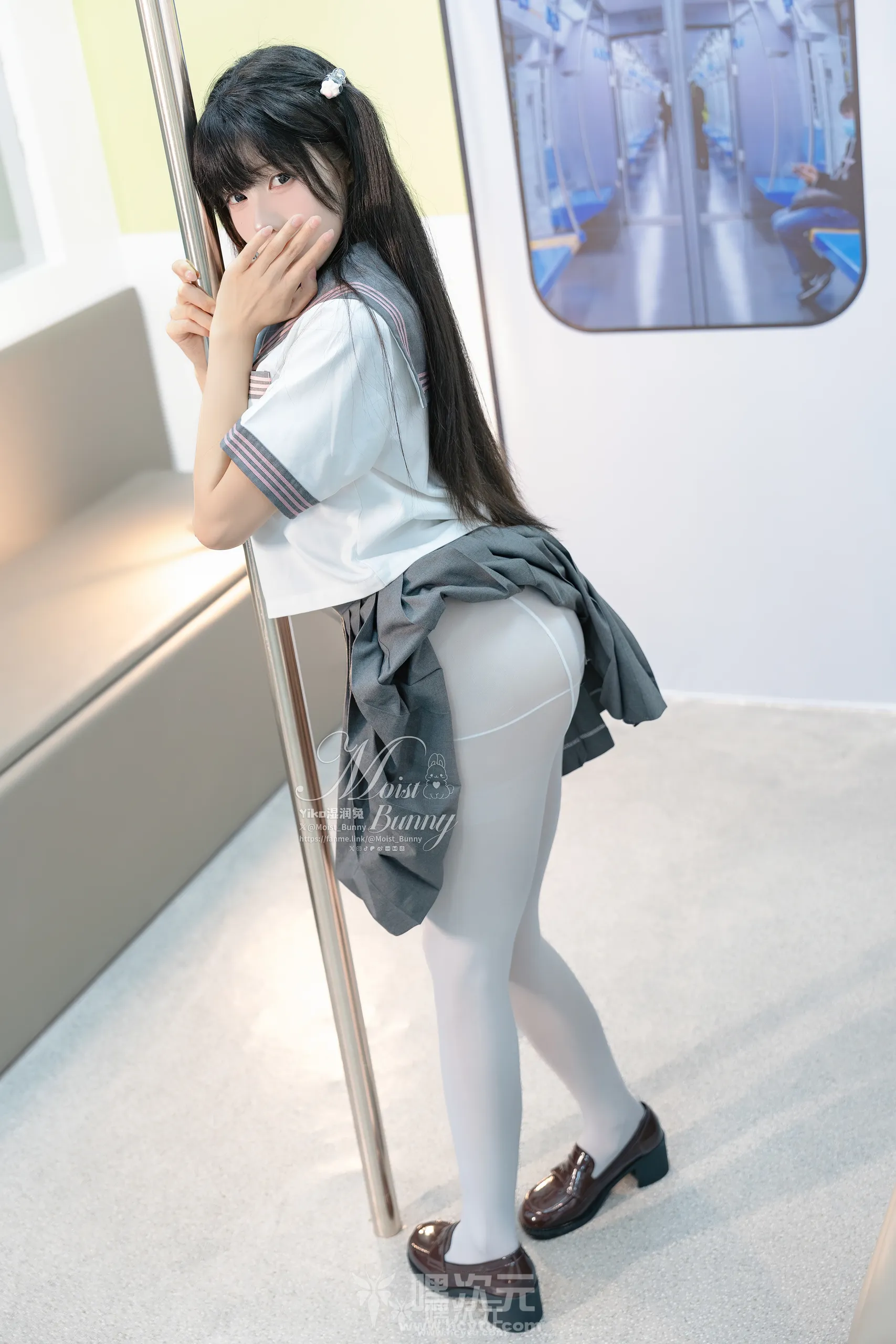 Yiko湿润兔 地铁萌妹写真图片在线观看