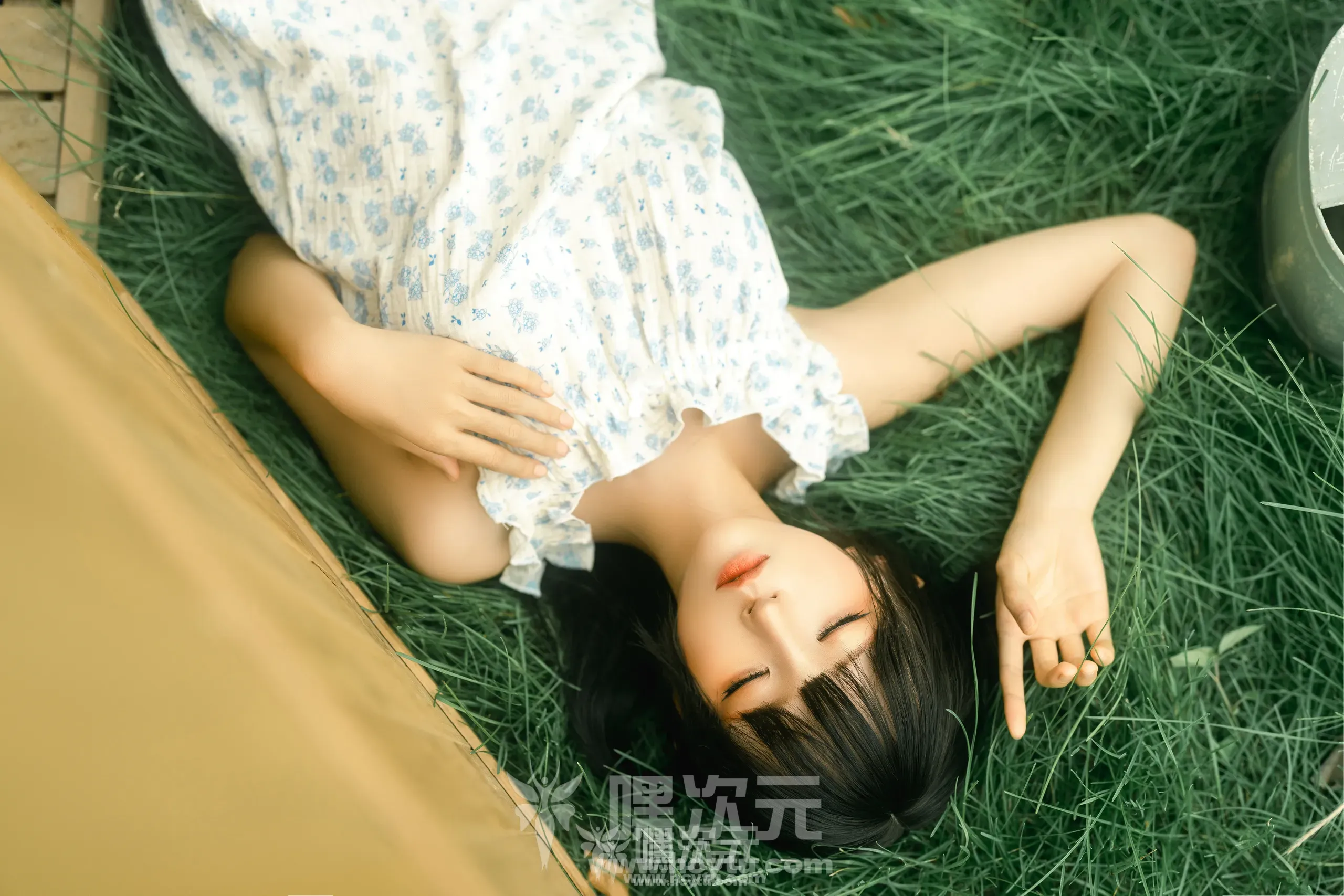 蠢沫沫 木箱 美女写真图片欣赏
