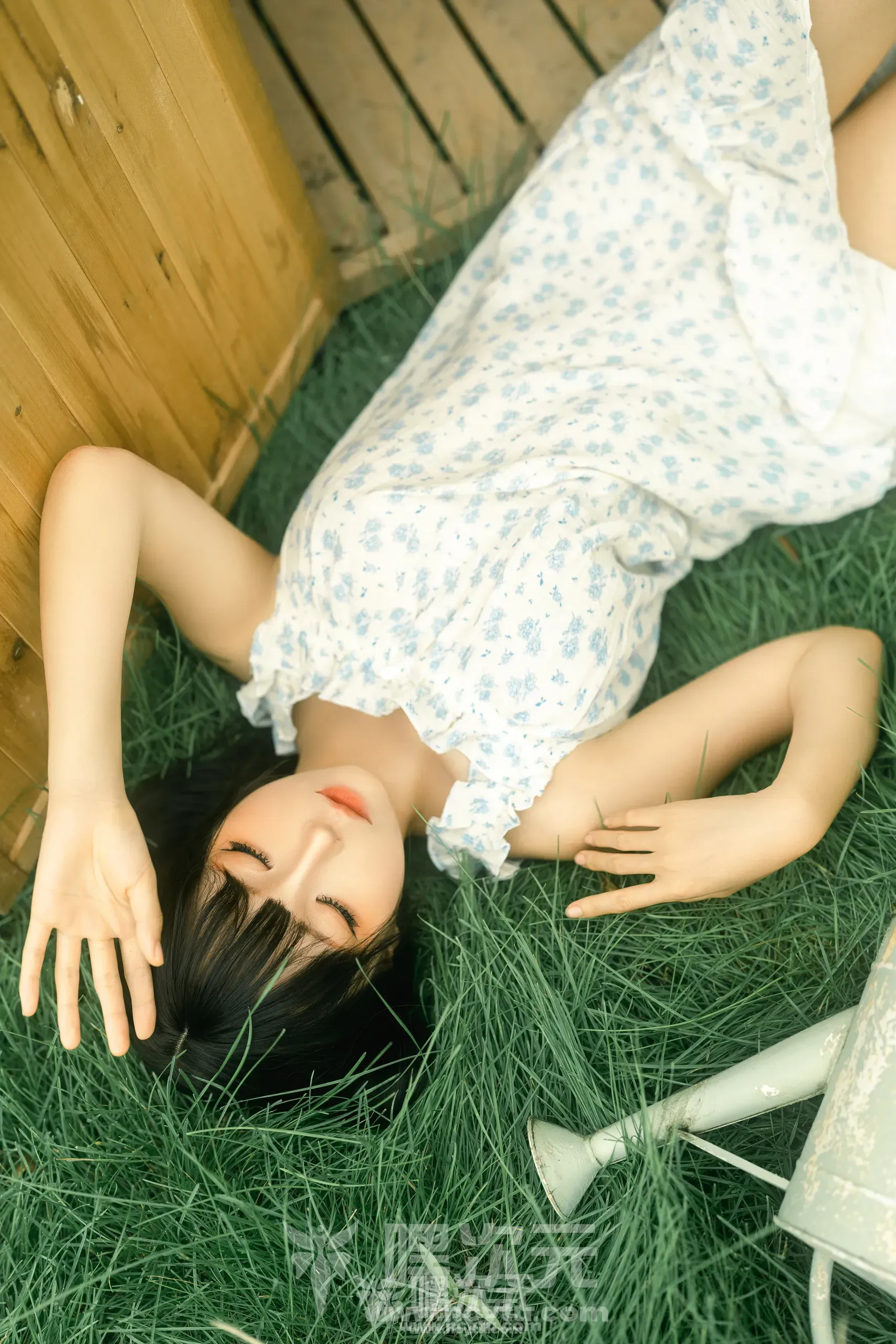 蠢沫沫 木箱 美女写真图片欣赏