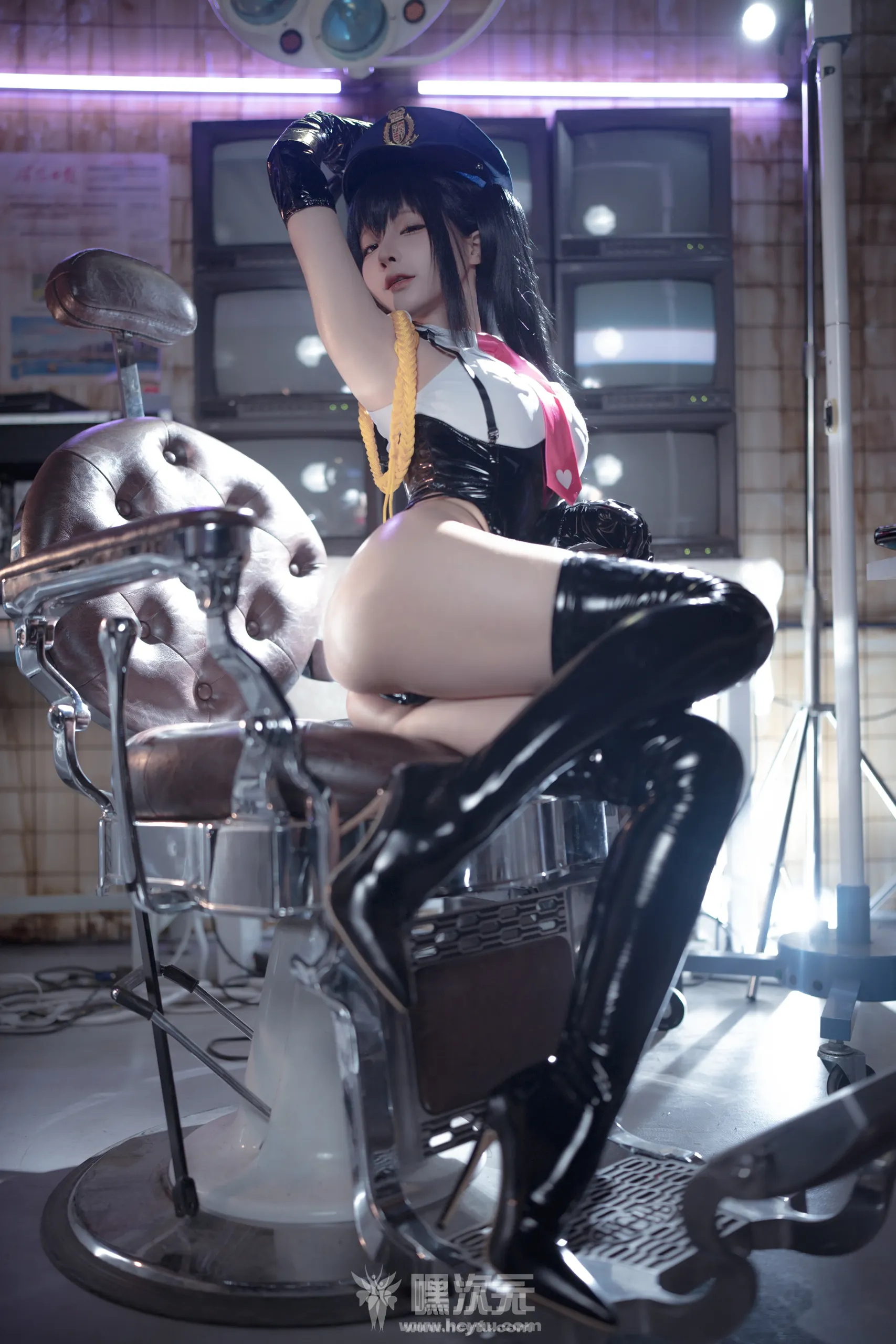 蠢沫沫 《女警》最新写真图片在线观看