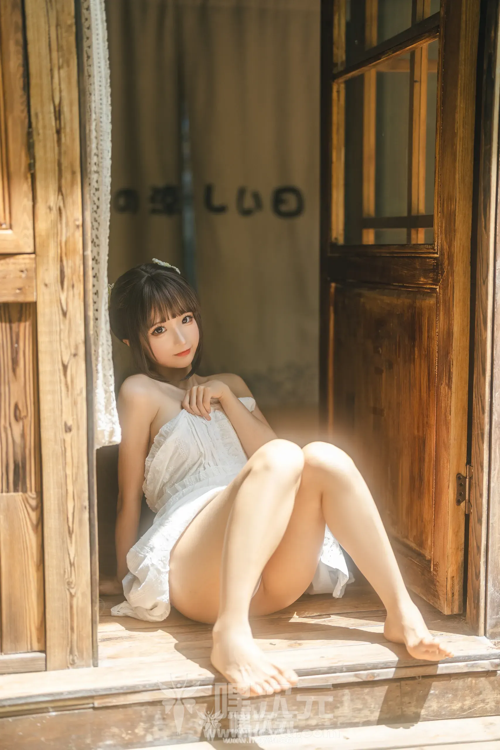 蠢沫沫 夏白吊带 美女写真图片 - 嘿次元 图3